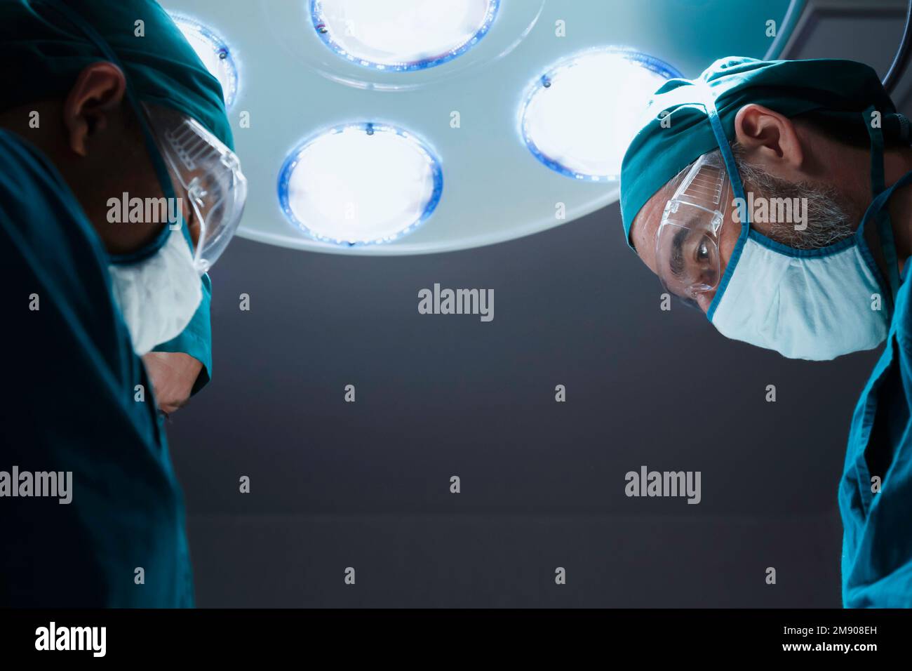 Konzentriertes professionelles chirurgisches Ärzteteam Operationschirurgie ein Patient im Operationssaal des Krankenhauses. Gesundheitswesen und medizinisches Konzept. Stockfoto