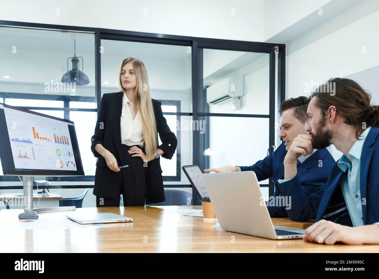 Teambesprechung junger Investor-Geschäftsleute und Geschäftsfrauen zur Analyse von Risiko- und Gewinnchancen bei Investitionen an internationalen Aktienmärkten. Geschäftlich Stockfoto