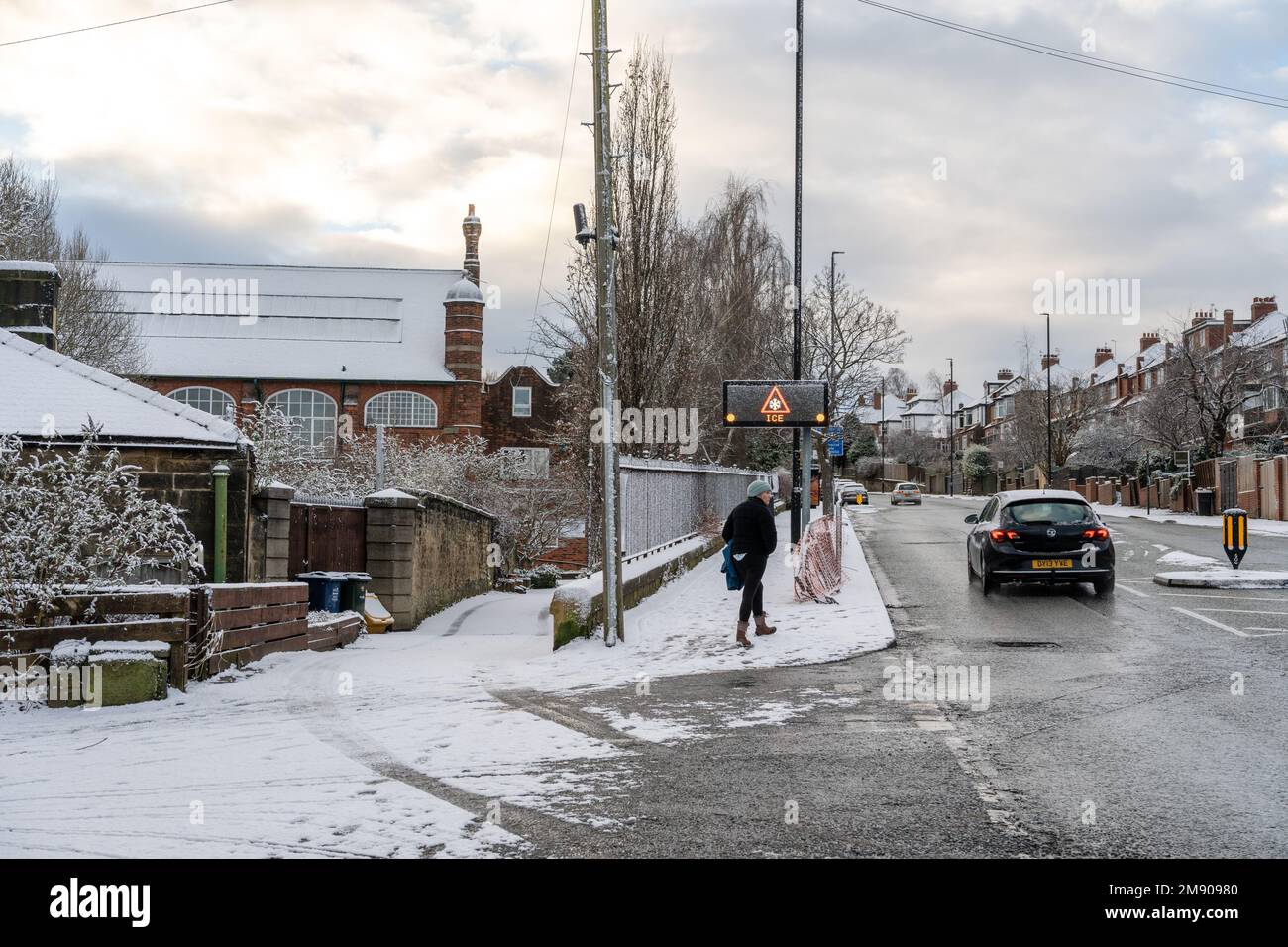 Newcastle upon Tyne, Großbritannien. 16. Januar 2023 Ein Schild warnt vor Eis auf der Straße. Gelbe Wetterwarnung für Schnee und Eis, die die Reise zur Arbeit und Schule im Nordosten Englands beeinflussen, mit dem kalten Schnappschuss, der über die Woche weitergeht. Stockfoto