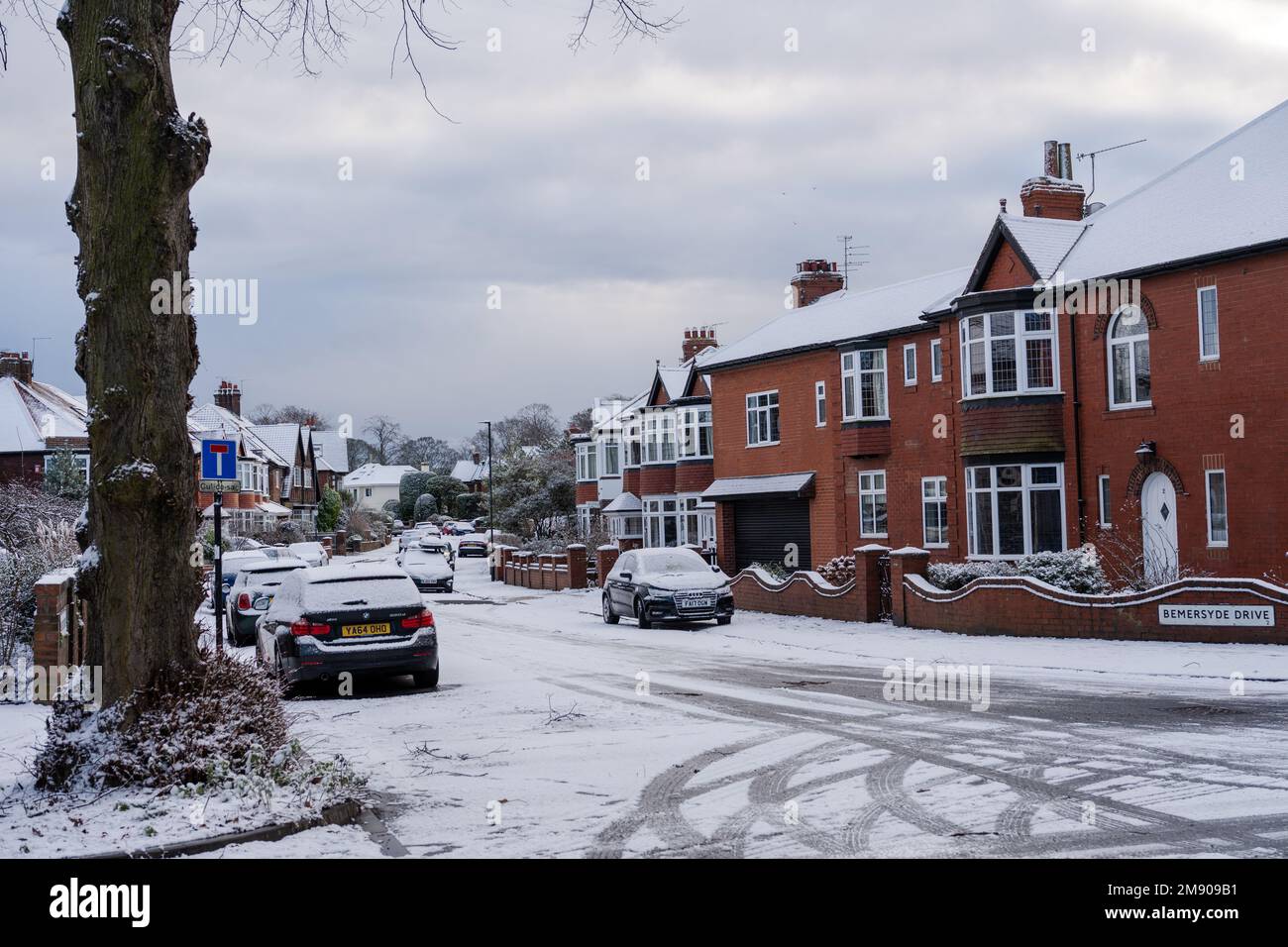 Newcastle upon Tyne, Großbritannien. 16. Januar 2023 Eine Vorstadtstraße im Schnee. Gelbe Wetterwarnung für Schnee und Eis, die die Reise zur Arbeit und Schule im Nordosten Englands beeinflussen, mit dem kalten Schnappschuss, der über die Woche weitergeht. Stockfoto