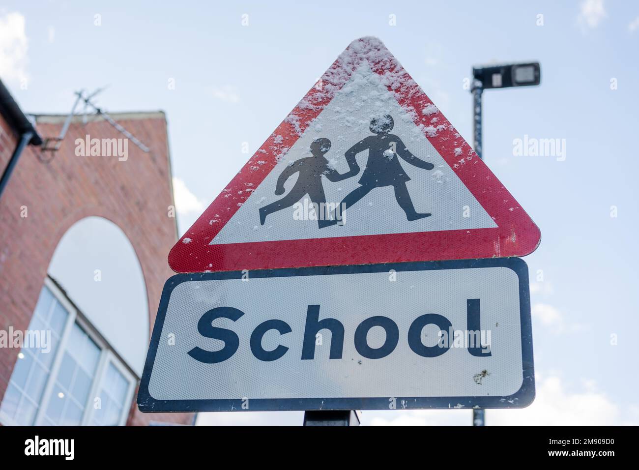 Newcastle upon Tyne, Großbritannien. 16. Januar 2023 Ein Straßenschild in der Schule ist mit Schnee bedeckt. Gelbe Wetterwarnung für Schnee und Eis, die die Reise zur Arbeit und Schule im Nordosten Englands beeinflussen, mit dem kalten Schnappschuss, der über die Woche weitergeht. Kredit: Hazel Plater/Alamy Live News Stockfoto