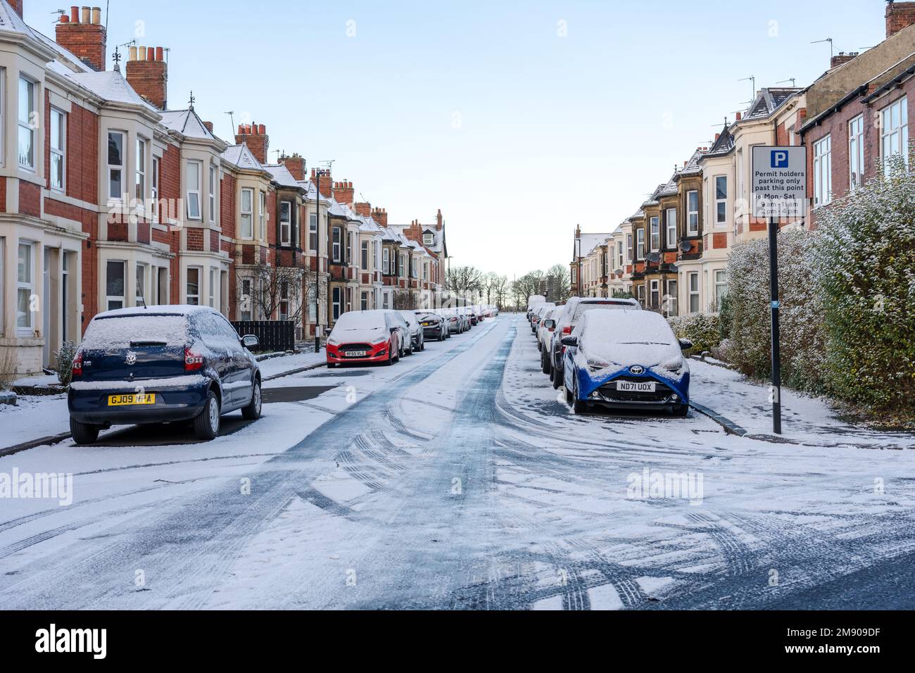 Newcastle upon Tyne, Großbritannien. 16. Januar 2023 Eine Vorstadtstraße im Schnee. Gelbe Wetterwarnung für Schnee und Eis, die die Reise zur Arbeit und Schule im Nordosten Englands beeinflussen, mit dem kalten Schnappschuss, der über die Woche weitergeht. Stockfoto