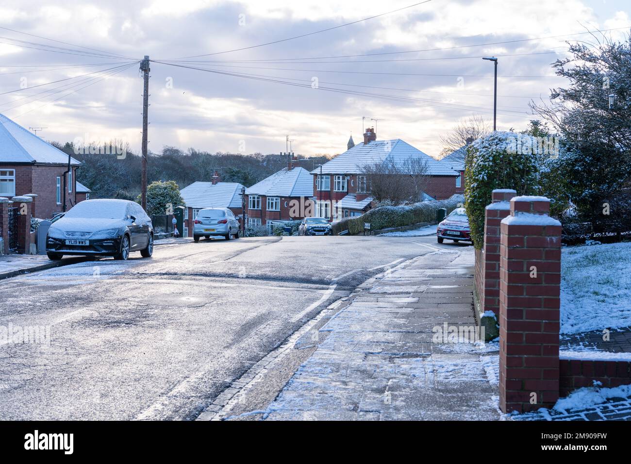 Newcastle upon Tyne, Großbritannien. 16. Januar 2023 Eine Vorstadtstraße im Schnee. Gelbe Wetterwarnung für Schnee und Eis, die die Reise zur Arbeit und Schule im Nordosten Englands beeinflussen, mit dem kalten Schnappschuss, der über die Woche weitergeht. Stockfoto