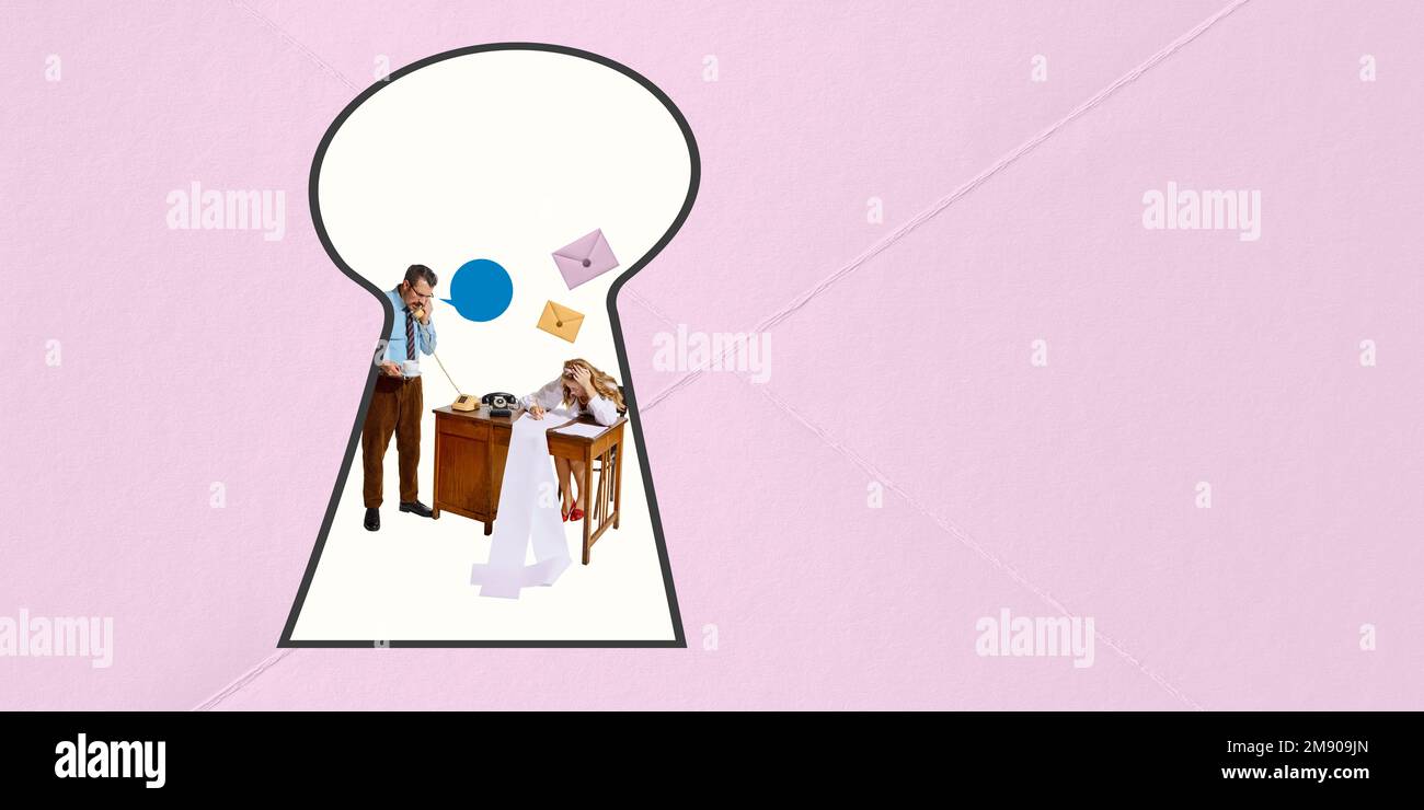 Collage für zeitgenössische Kunst. Kreatives Design. Geschäftsmann telefoniert, Frau, Sekretärin macht Notizen auf Schreibmaschine. Keyhole-Look Stockfoto