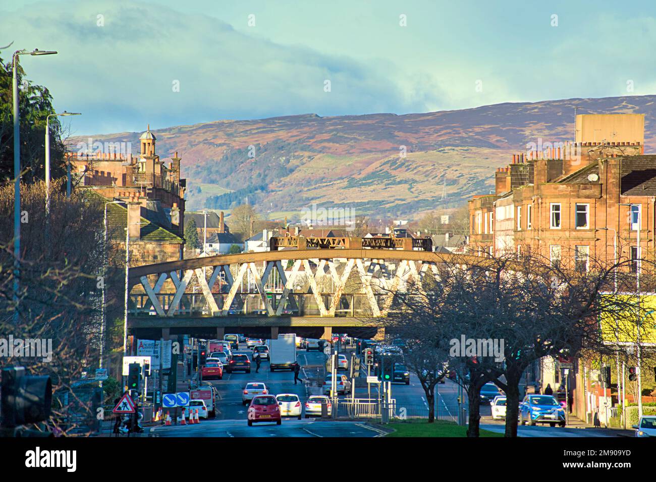 Anniesland überquert die Great Western Road mit der Eisenbahnbrücke, die sie überquert, und kilpatrick Hügel im Hintergrund Stockfoto