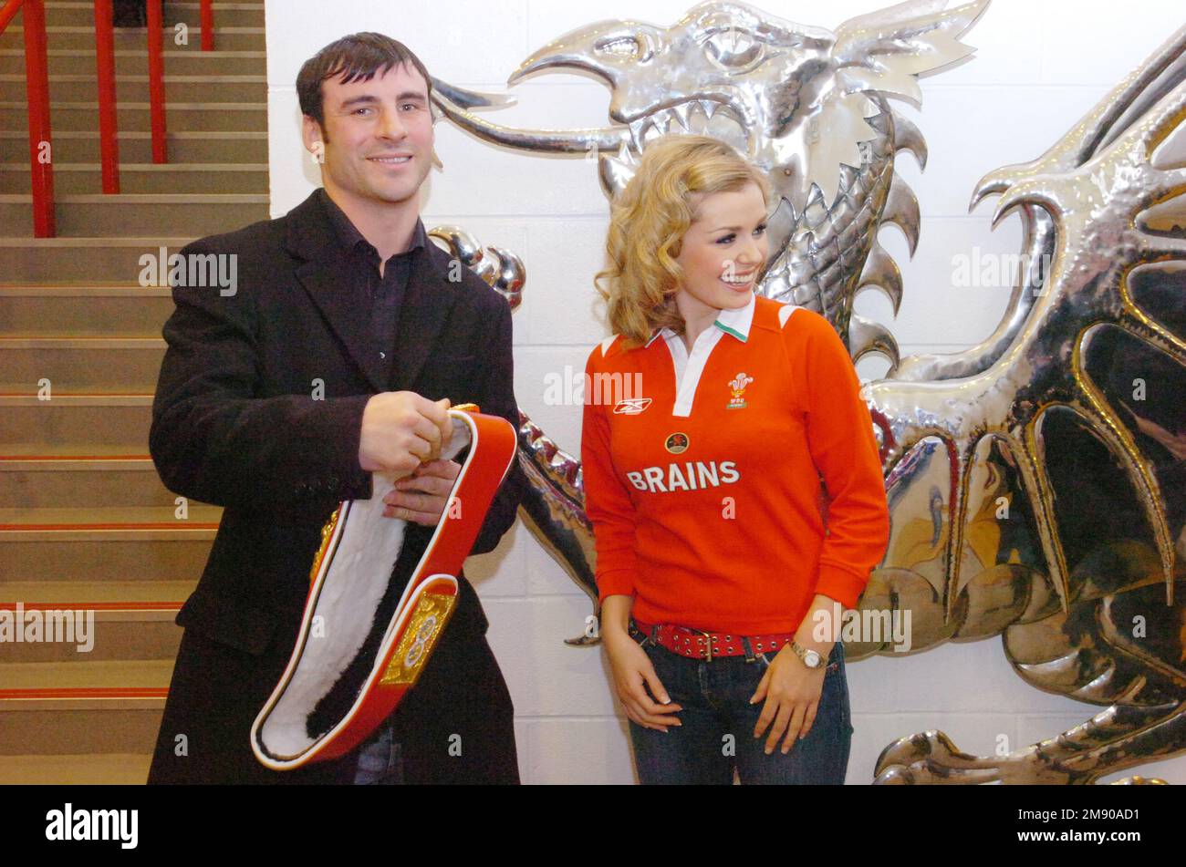 JOE CALZAGHE, KATHERINE JENKINS, 2006: Mehrfacher Boxweltmeister und BBC Sport Persönlichkeit des Jahres Joe Calzaghe und Opernsängerin Katherine Jenkins, vor der walisischen Rugby-Ankleidekammer im Millennium Stadium in Cardiff, März 2006. Foto: ROB WATKINS Stockfoto