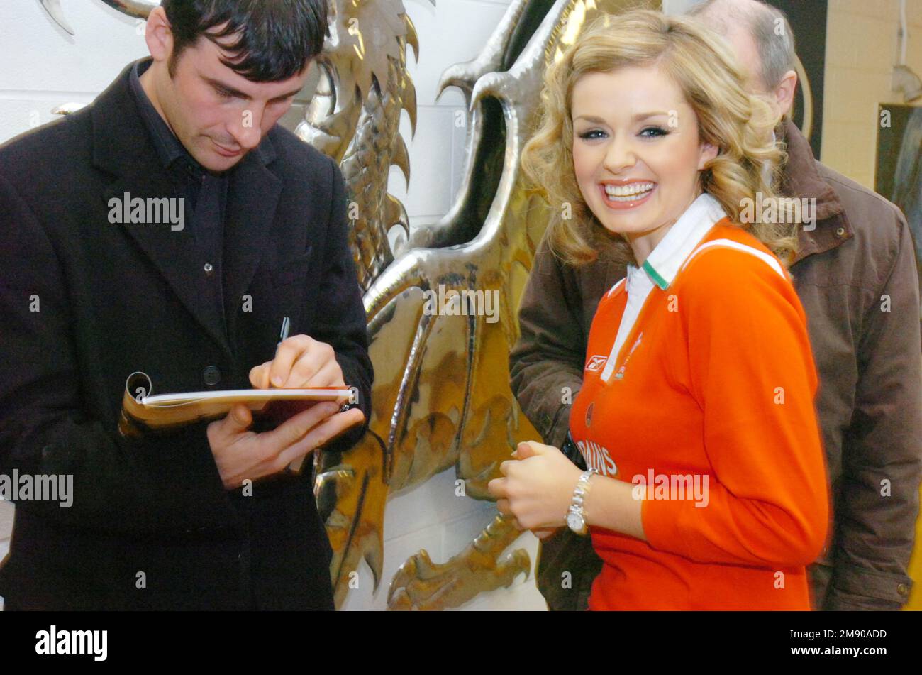 JOE CALZAGHE, KATHERINE JENKINS, 2006: Mehrfacher Boxweltmeister und BBC Sport Persönlichkeit des Jahres Joe Calzaghe und Opernsängerin Katherine Jenkins, vor der walisischen Rugby-Ankleidekammer im Millennium Stadium in Cardiff, März 2006. Foto: ROB WATKINS Stockfoto
