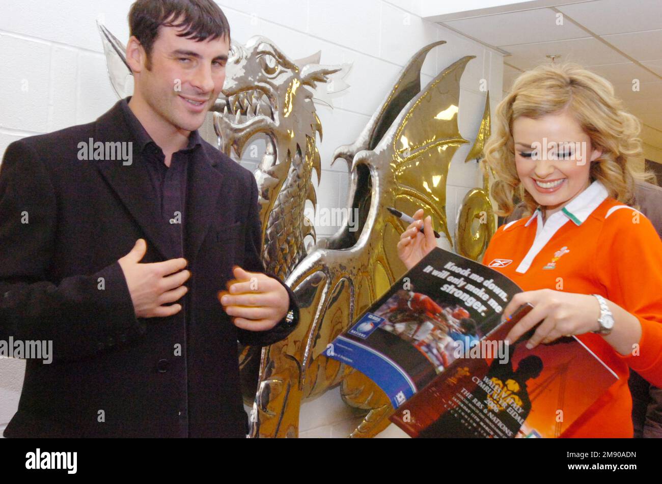 JOE CALZAGHE, KATHERINE JENKINS, 2006: Mehrfacher Boxweltmeister und BBC Sport Persönlichkeit des Jahres Joe Calzaghe und Opernsängerin Katherine Jenkins, vor der walisischen Rugby-Ankleidekammer im Millennium Stadium in Cardiff, März 2006. Foto: ROB WATKINS Stockfoto