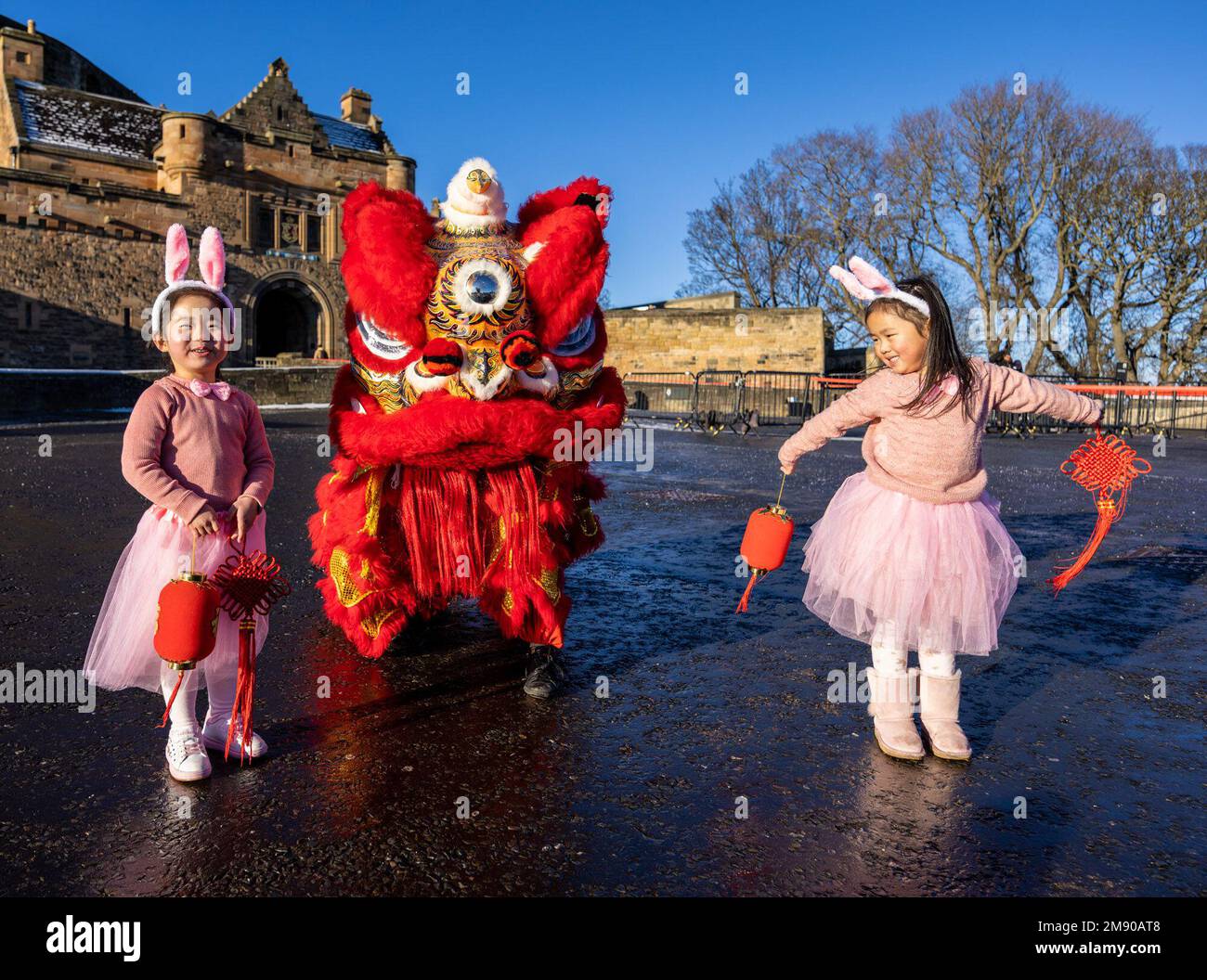 Edinburgh, Vereinigtes Königreich. 16. Januar 2023 abgebildet: L bis R Annabelle Ye (5 Jahre alt), Chinese Dragon und Luna Chen (5 Jahre alt). Die Veranstalter des chinesischen Neujahrsfestes in Edinburgh geben ein umfassendes Programm von Veranstaltungen und Aktivitäten in der ganzen Stadt bekannt, um das chinesische Neujahr und den Beginn des Jahres des Hasen zu feiern. Das Programm, das das offizielle chinesische Neujahrskonzert, eine Aufführung von Mulan, ein zweisprachiges Ceilidh und eine fabelhafte Lichtshow im Edinburgh Castle umfasst, bietet auch Online-Kalligrafie, Musik und Tai Chi Workshops und findet vom Freitag, dem 20. Januar bis Freitag, dem 3. Februar 20 statt Stockfoto