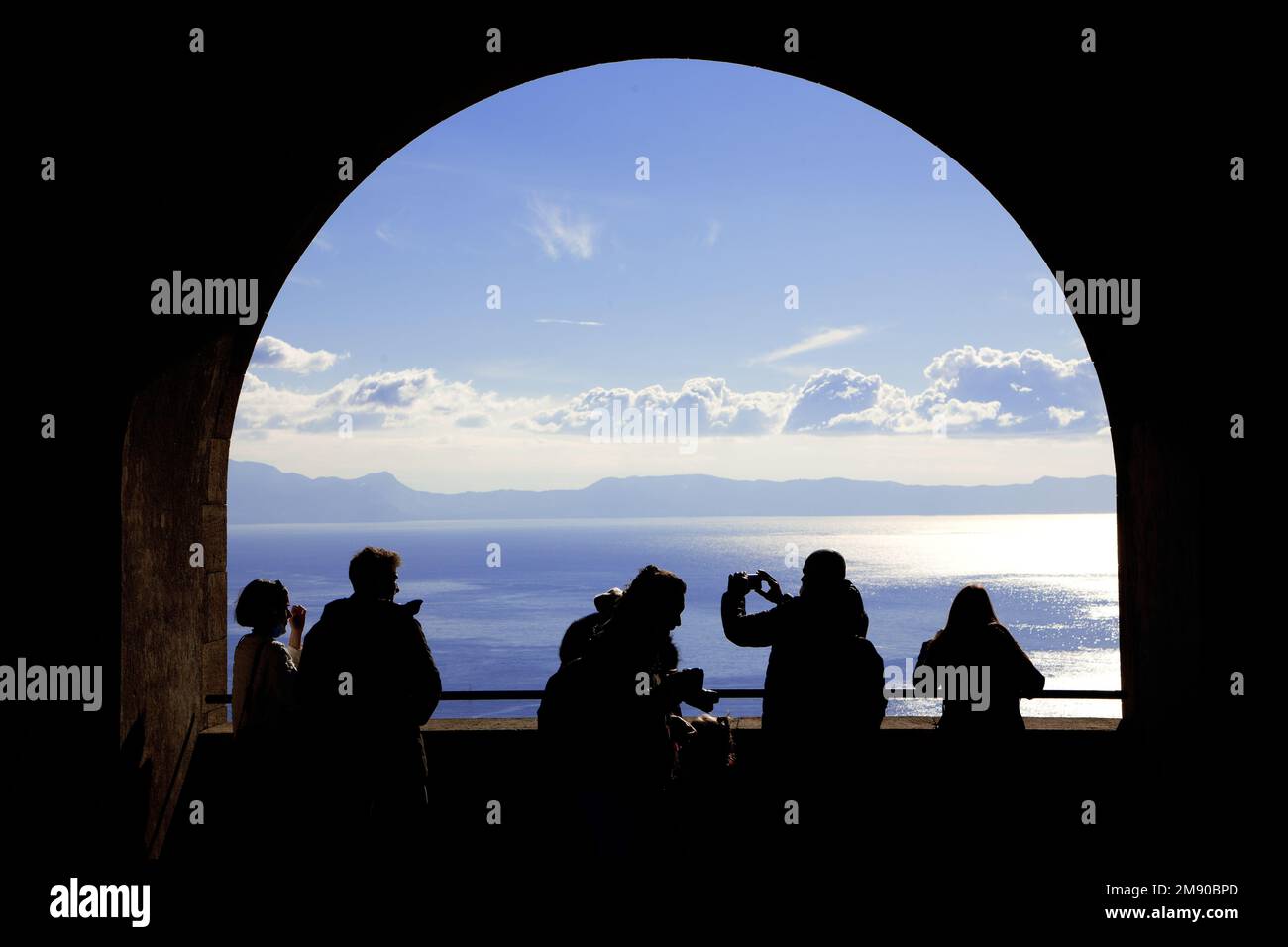 Silhouette von Menschen mit Meereshintergrund Stockfoto