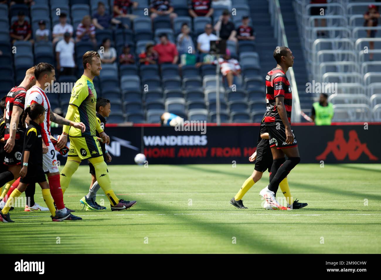 Sydney, Australien. 15. Januar 2023 Spieler gehen vor dem Spiel zwischen Wanderers und Melbourne City am 15. Januar 2023 im CommBank Stadium in Sydney, Australien IOIO IMAGES/Alamy Live News auf das Spielfeld Stockfoto