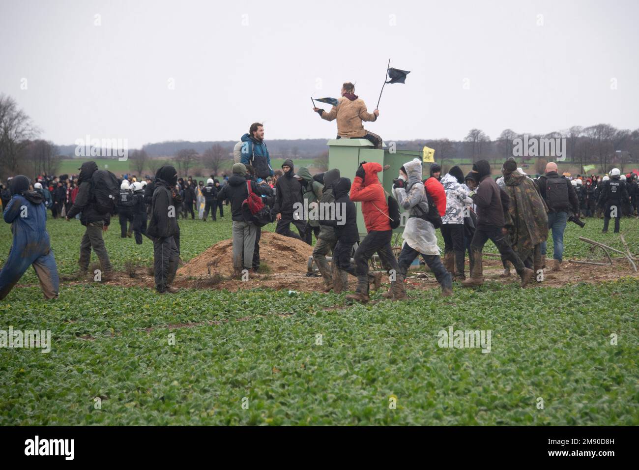 Luetzerath, Deutschland. 14. Januar 2023. Einige Menschen durchbrechen Polizeibarrieren, die Teilnehmer der Kundgebung gehen nach Luetzerath, Demonstration 'verließ Luetzerath - wegen Kohleausstieg und Klimagerechtigkeit, das Dorf Luetzerath an der Westseite des Garzweiler-Braunkohlebergwerks wird im Januar 2023 ausgegraben, Luetzerath, 14.01.2023, Kredit: dpa/Alamy Live News Stockfoto