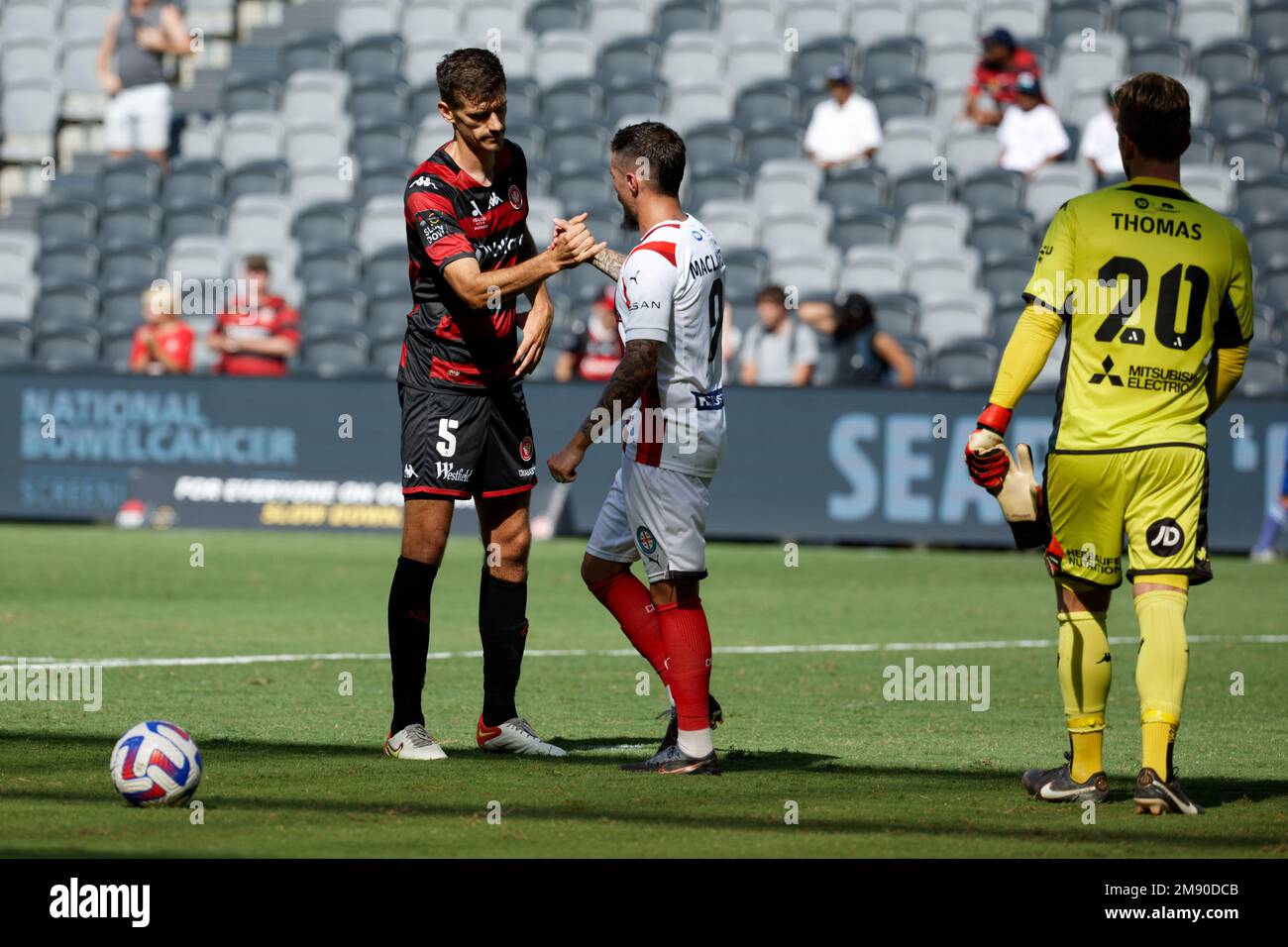 Sydney, Australien. 15. Januar 2023 Tomislav Mrcela von Western Sydney Wanderers dankt Jamie Maclaren von Melbourne City nach dem Spiel zwischen Wanderers und Melbourne City im CommBank Stadium am 15. Januar 2023 in Sydney, Australien IOIO IMAGES/Alamy Live News Stockfoto