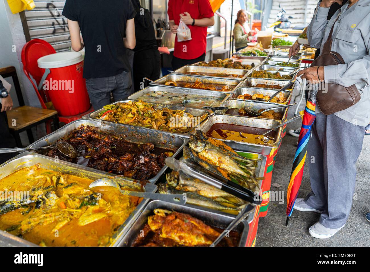 Kuala Lumpur, Malaysia - 12. Dezember 2022 - Verkaufsstand mit traditionellen malaysischen Currygerichten Stockfoto
