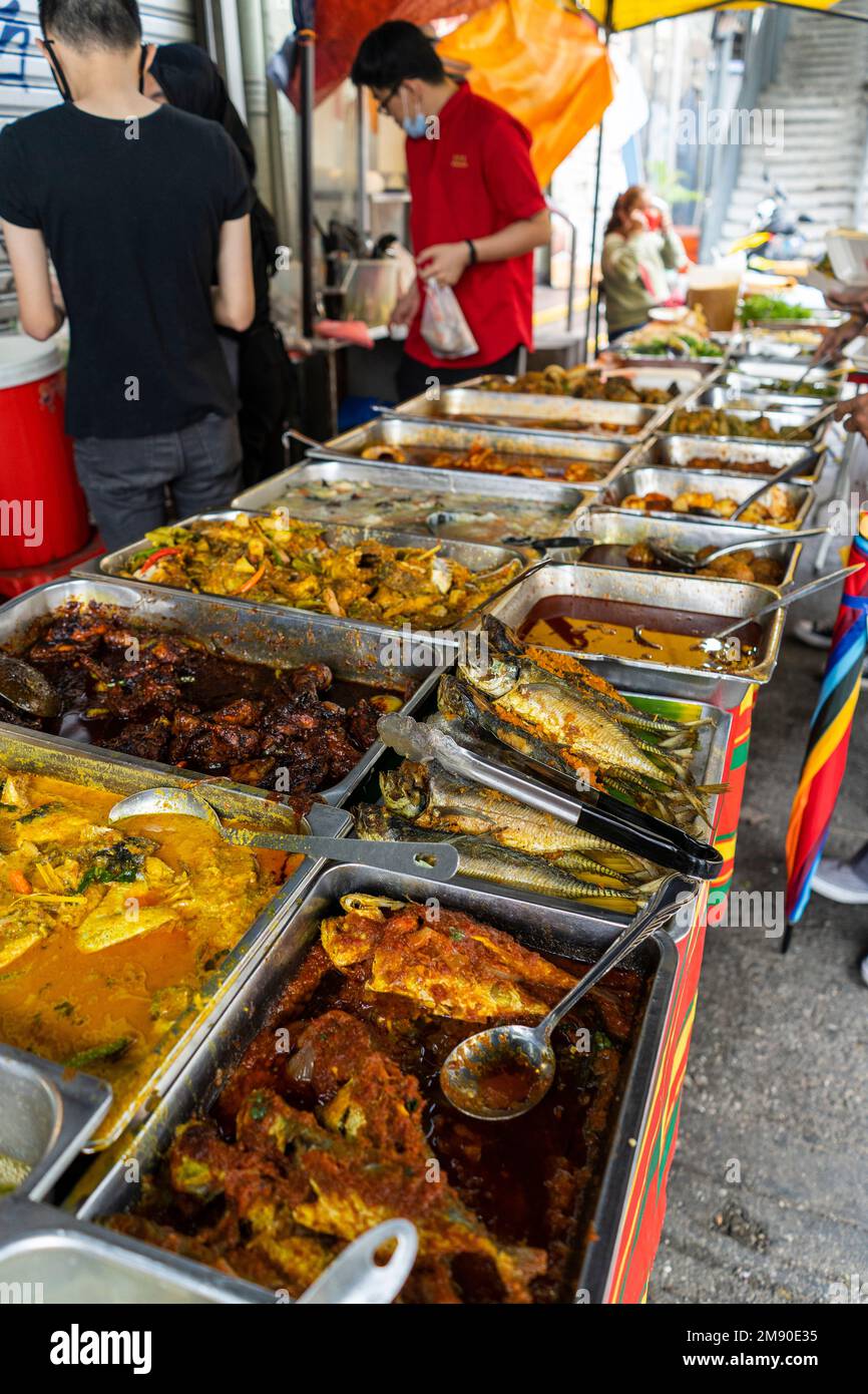Kuala Lumpur, Malaysia - 12. Dezember 2022 - Verkaufsstand mit traditionellen malaysischen Currygerichten Stockfoto