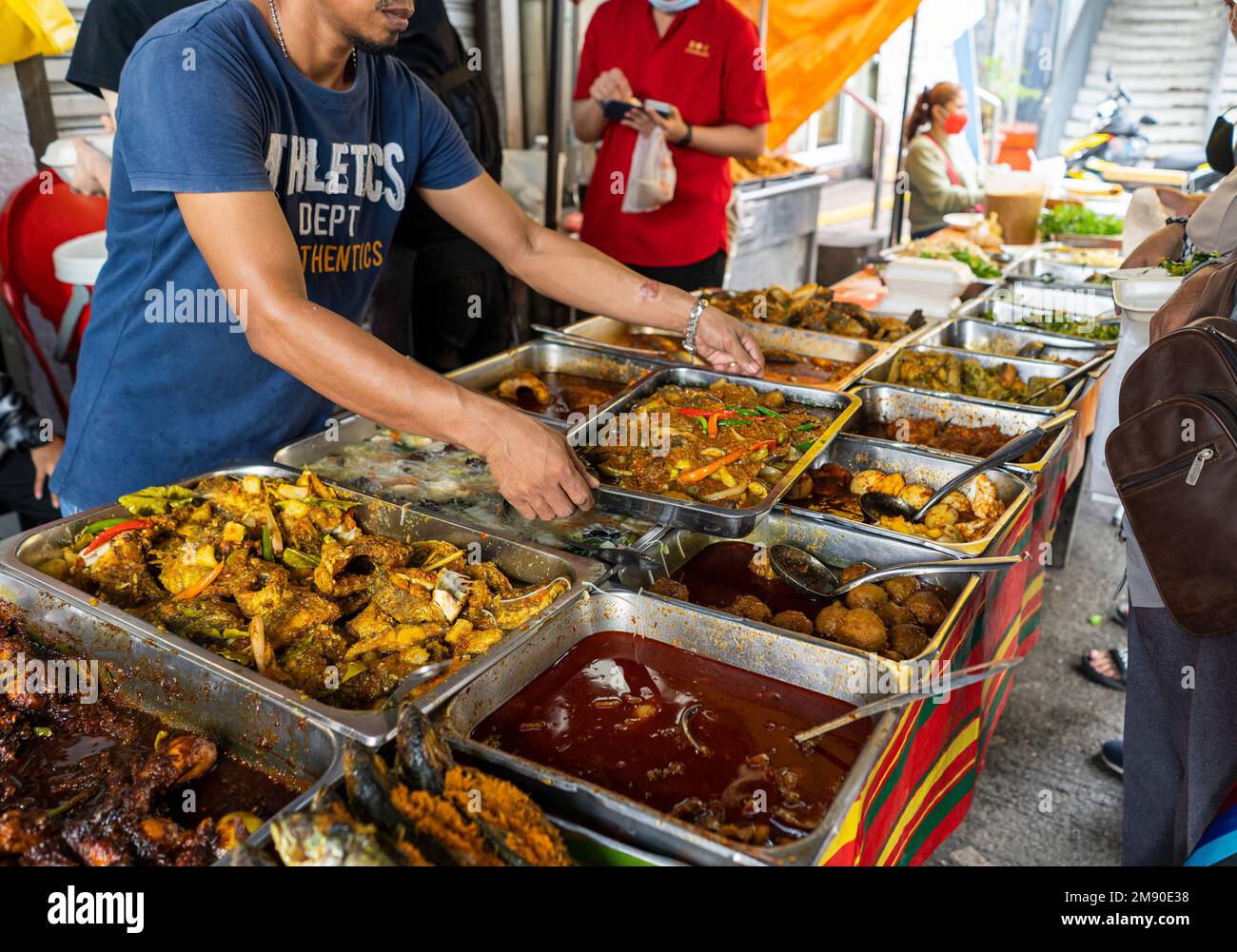 Kuala Lumpur, Malaysia - 12. Dezember 2022 - Verkaufsstand mit traditionellen malaysischen Currygerichten Stockfoto