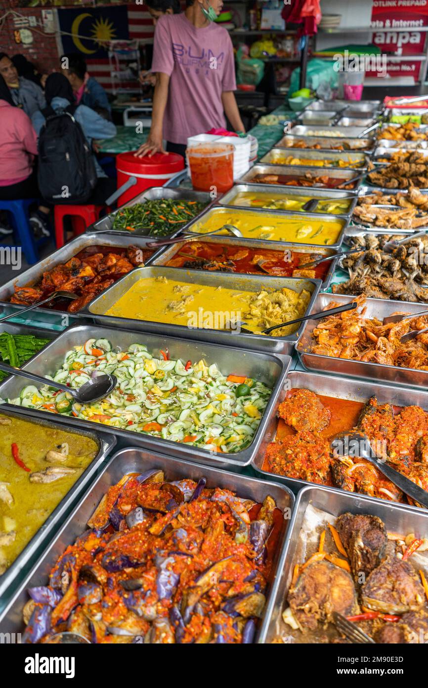 Kuala Lumpur, Malaysia - 12. Dezember 2022 - Verkaufsstand mit traditionellen malaysischen Currygerichten Stockfoto