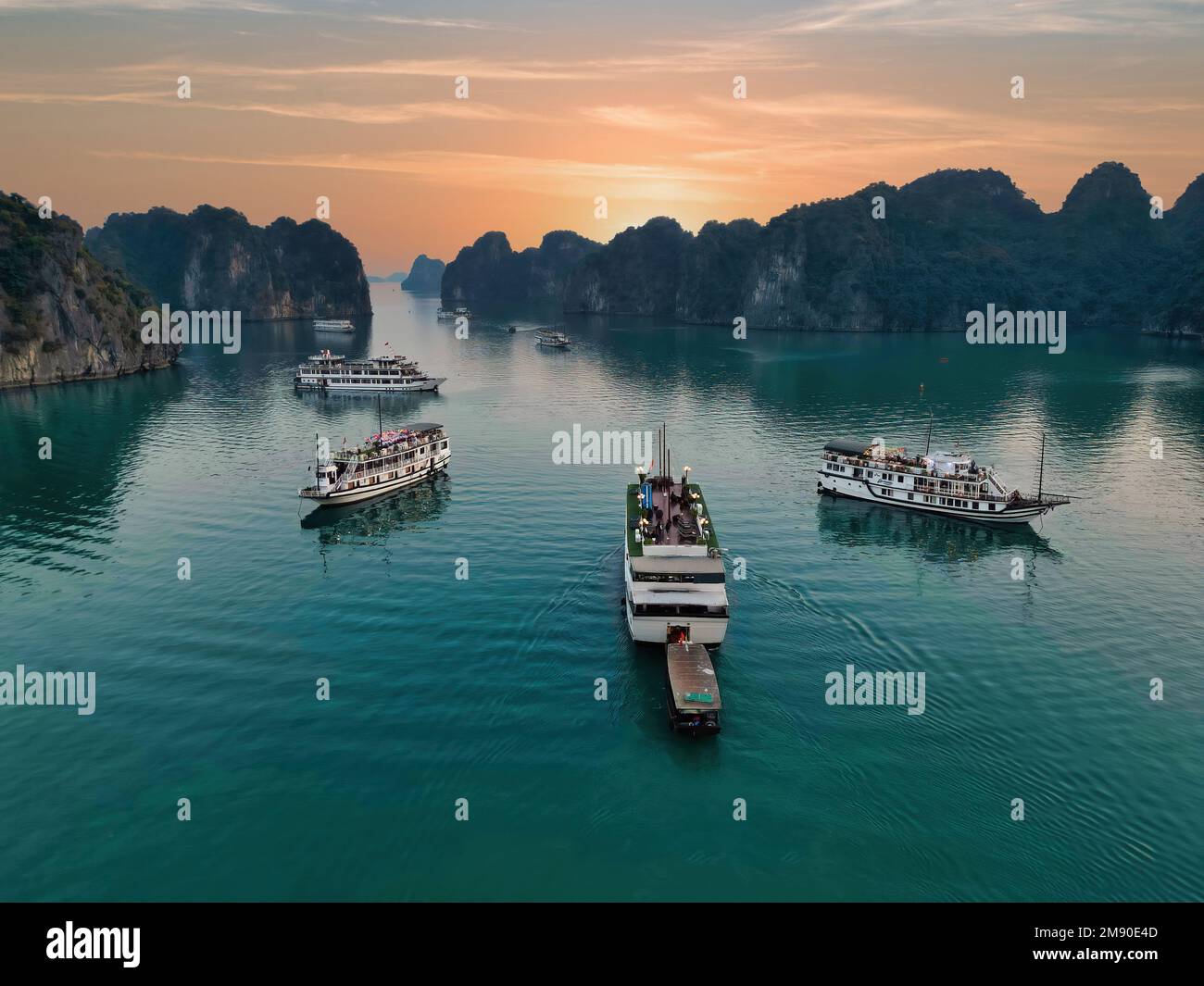 BAI TU LONG BAY, VIETNAM - 1. JANUAR 2023: Kreuzfahrt in der Bai TU Long Bay und Halong Bay, Vietnam Stockfoto