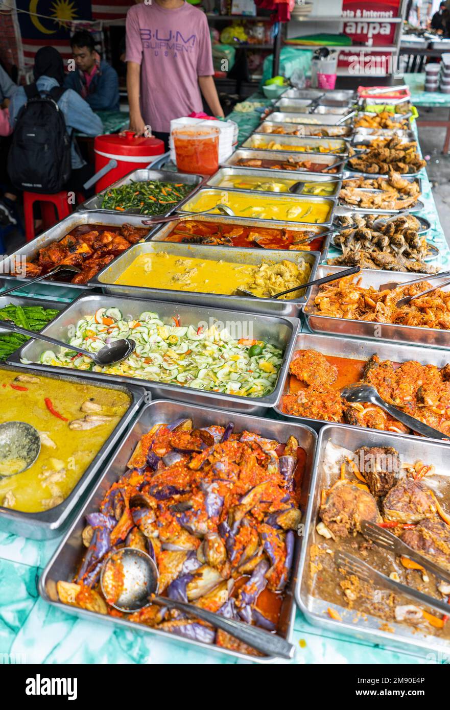 Kuala Lumpur Food, Malaysia - 12. Dezember 2022 - Verkaufsstand mit traditionellen malaysischen Currygerichten Stockfoto