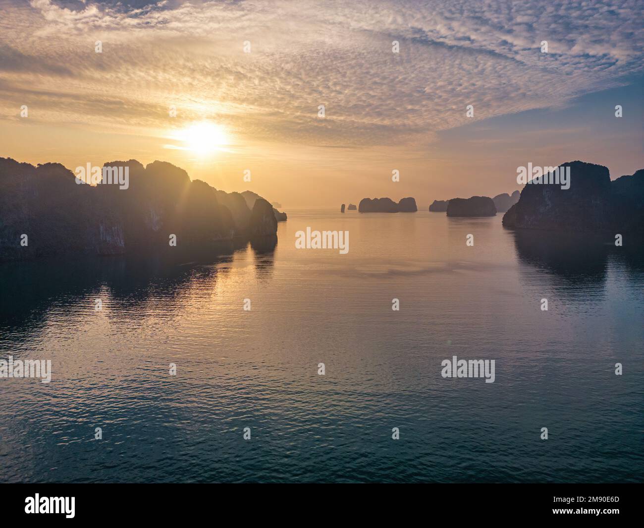 Ein wunderschöner Ha Long Bay Sonnenaufgang Stockfoto