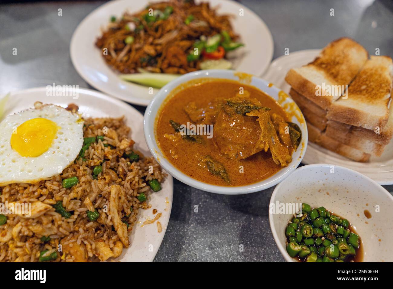 Gebratener Reis und Lamm-Curry werden im Restaurant in Kuala Lumpur, Malaysia, serviert Stockfoto