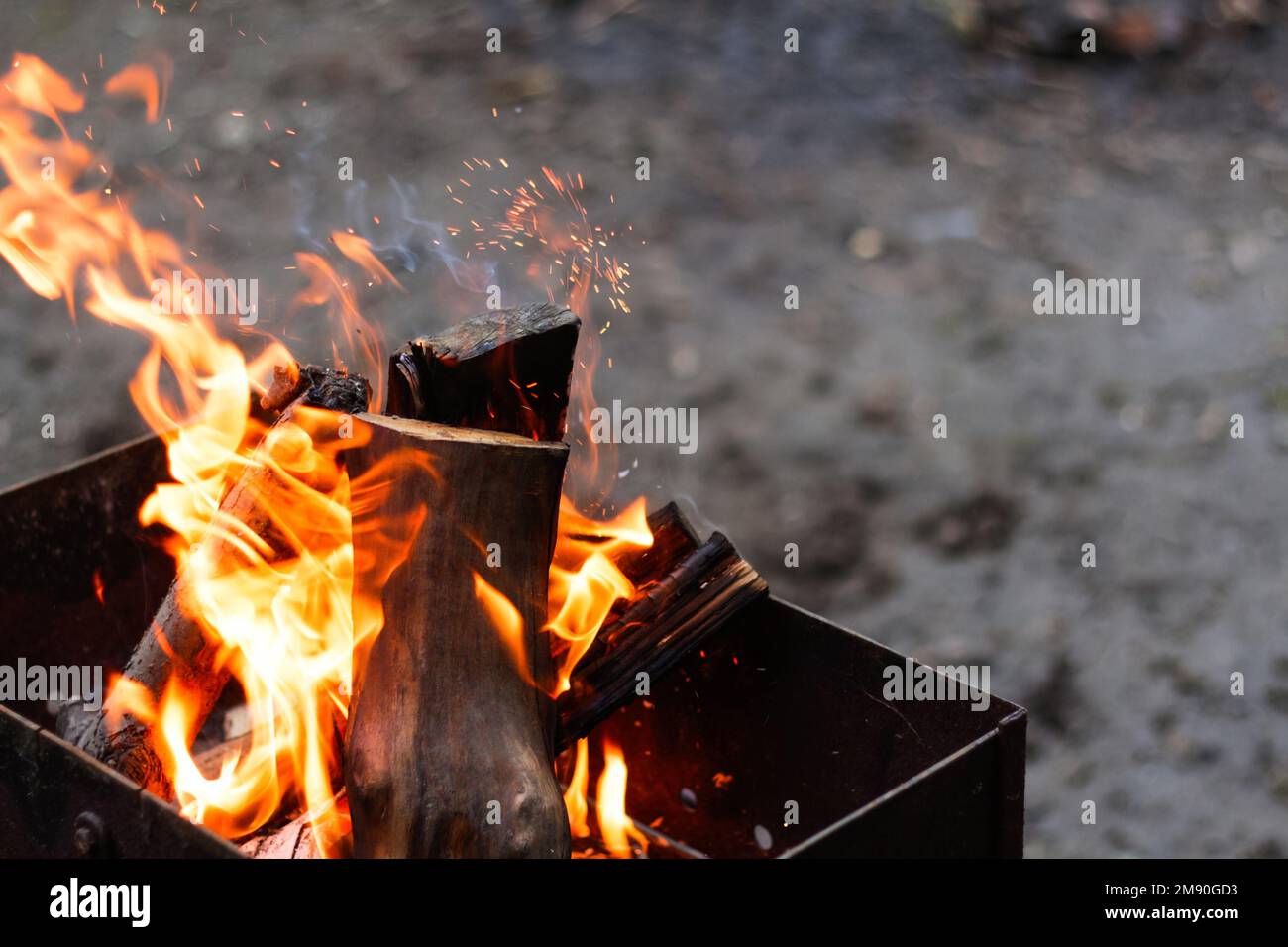 Unschärfe Feuer Flamme Holz Kamin Holz. Helle Flammen verbrennen Holz auf schwarzem Hintergrund. Lagerfeuer in der Nacht. Kaltes Wetter in Europa. Aus Stockfoto