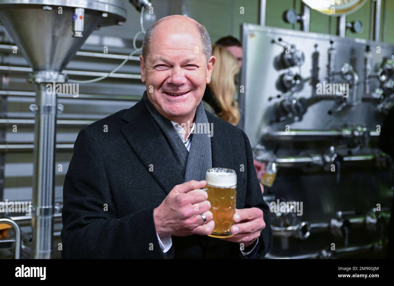 ulm-deutschland-16-januar-2023-bundeskanzler-olaf-scholz-spd-halt-wahrend-seines-besuchs-in-der-gold-ochsen-brauerei-in-ulm-ein-glas-bier-kredit-bernd-weissbroddpaalamy-live-news-2m90gjm.jpg