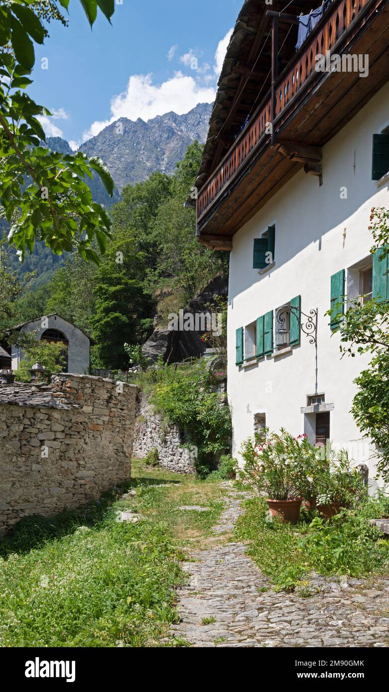 Die ländliche Architektur des Dorfes Soglio in der Dämmerung in der Bregaglia Range - Schweiz. Stockfoto