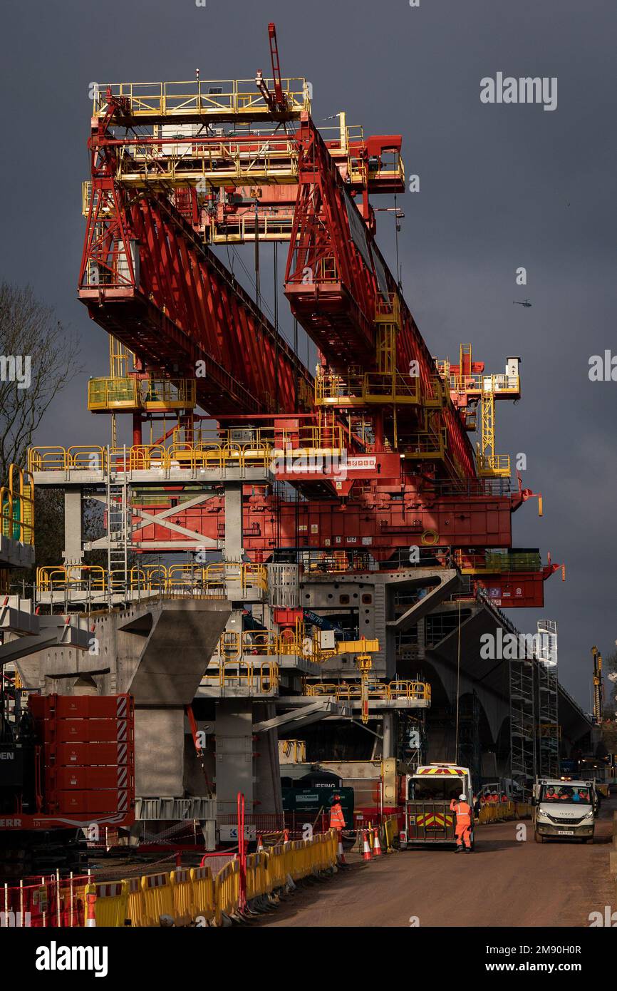 Die Maschine namens „Dominique“ ist verantwortlich für die Verlegung von Betonsegmenten während des Baus des Colne Valley Viaduct, das sich über 2,1 Meilen (3,4km km) erstrecken wird und Hochgeschwindigkeitszüge rund 33ft m (10m km) über einer Reihe von Seen und Wasserstraßen außerhalb des Nordwestens Londons transportiert. Nach Fertigstellung wird dies die längste Eisenbahnbrücke in Großbritannien sein. Foto: Montag, 16. Januar 2023. Stockfoto