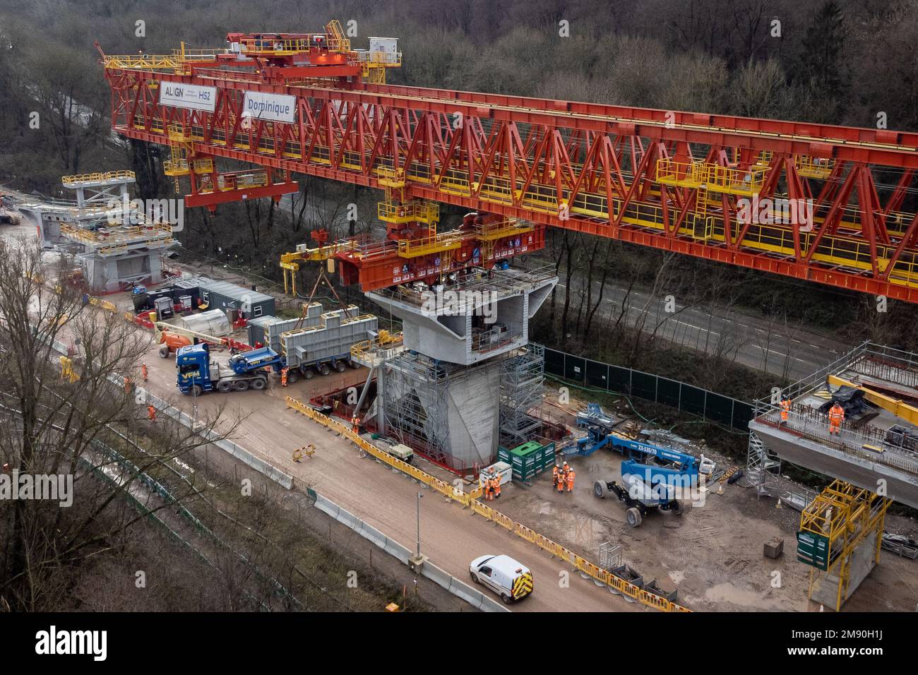 Die Maschine namens „Dominique“ ist verantwortlich für die Verlegung von Betonsegmenten während des Baus des Colne Valley Viaduct, das sich über 2,1 Meilen (3,4km km) erstrecken wird und Hochgeschwindigkeitszüge rund 33ft m (10m km) über einer Reihe von Seen und Wasserstraßen außerhalb des Nordwestens Londons transportiert. Nach Fertigstellung wird dies die längste Eisenbahnbrücke in Großbritannien sein. Foto: Montag, 16. Januar 2023. Stockfoto