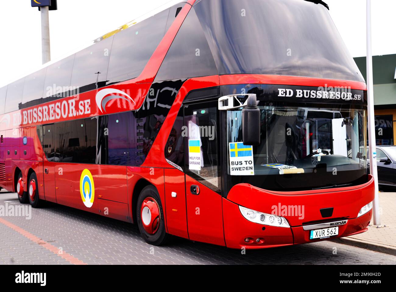 Big bus full of medical supplies traveling from Sweden to Ukraine- Poland border for warzone in Ukraine Stockfoto