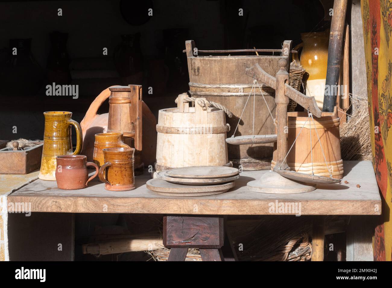 Ausstellung alter Waagen, Töpfe und Kannen, die in einem historischen Geschäft, Weald and Downland Living Museum, West Sussex, England, verwendet wurden Stockfoto