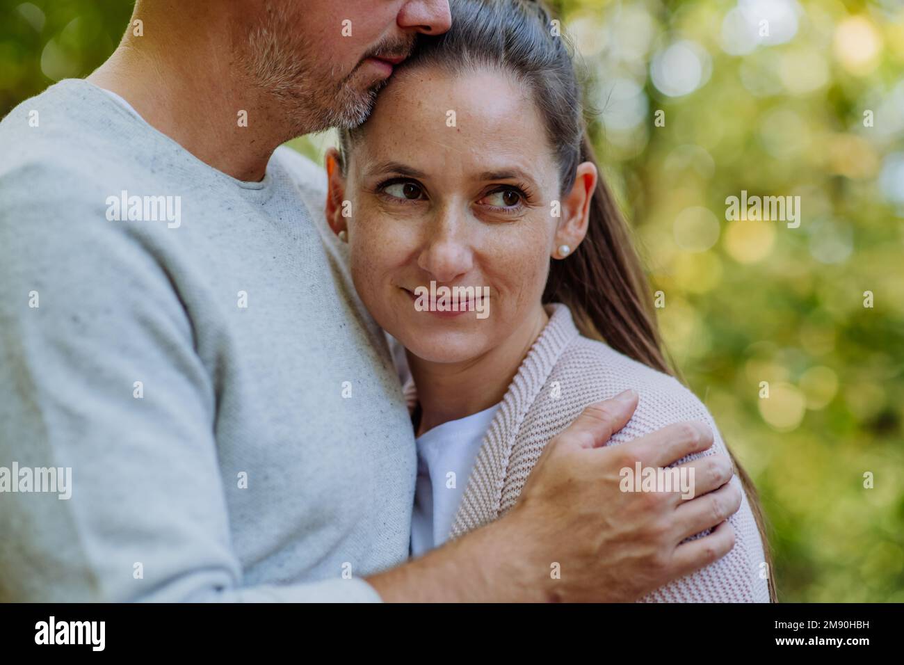 Portrait eines glücklichen, verliebten Paares, das im Wald steht. Stockfoto