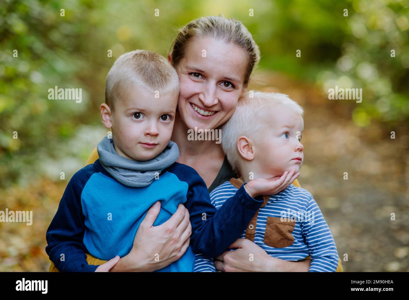 Porträt einer glücklichen Mutter mit ihren Kindern in der Natur. Stockfoto