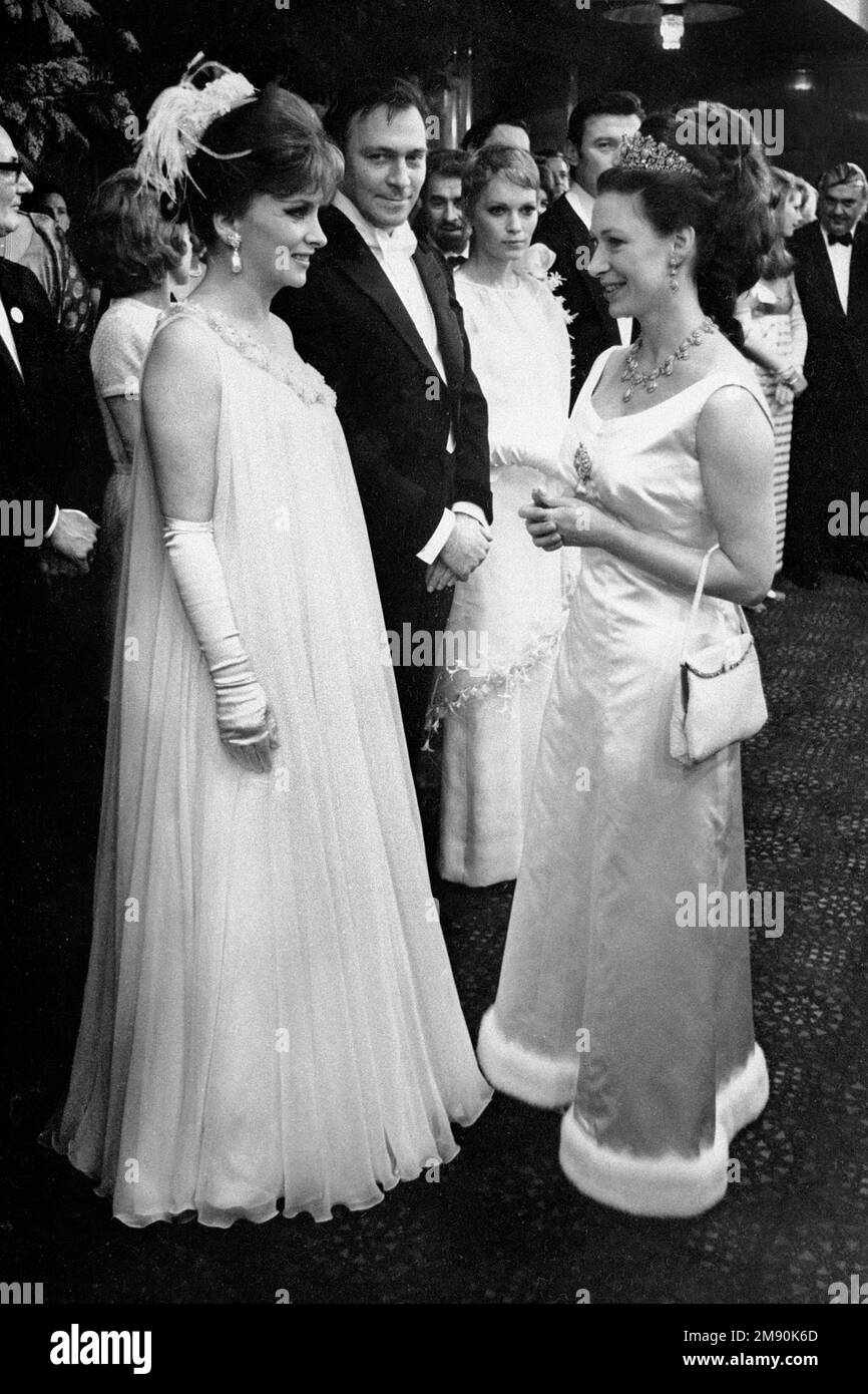 Dossierfoto vom 27./02/67 von Prinzessin Margaret und Gräfin von Snowdon (rechts), treffen die italienische Schauspielerin Gina Lollobrigida im Foyer des Odean Theatre, Leicester Square, London, bei der königlichen Filmvorstellung von „The Taming of the Shrew“. Stockfoto