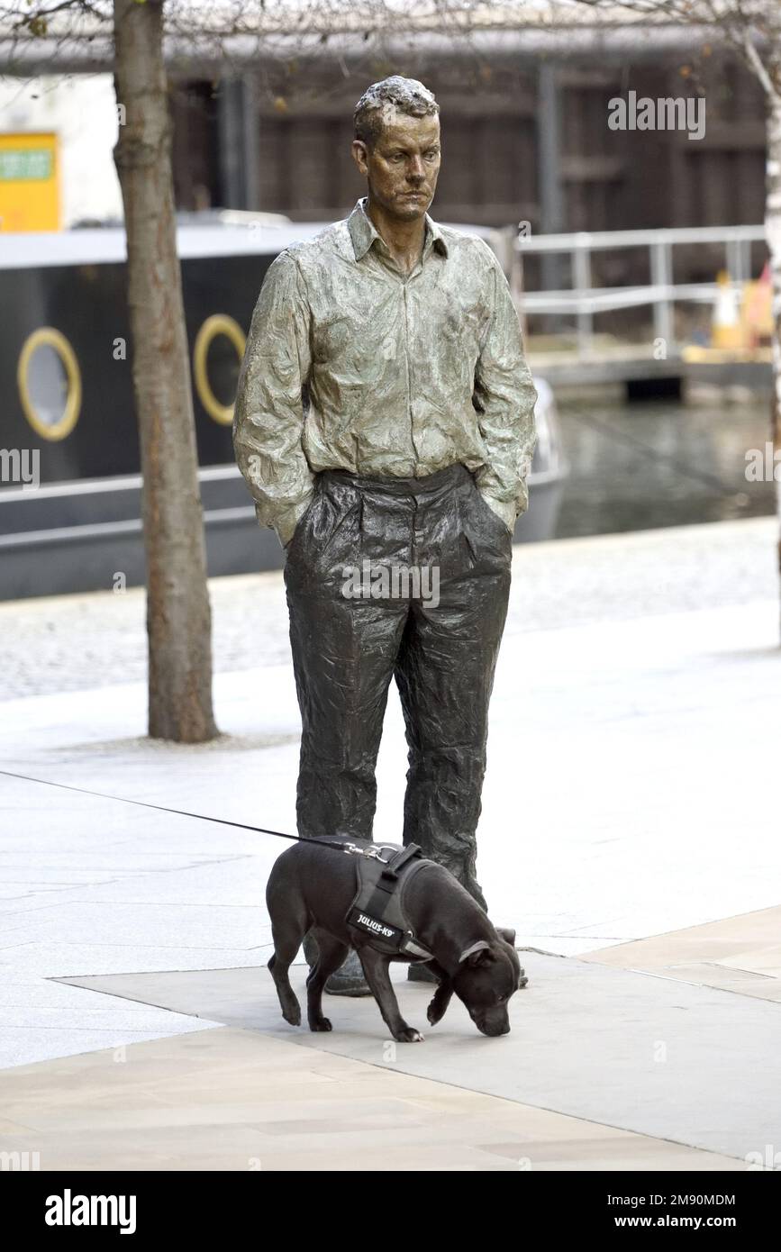 London, England, Großbritannien. „Standing man“ – einer von zwei „Two-Figuren“ (Walking man und Standing man) von Sean Henry (2003) in Paddington Central Stockfoto