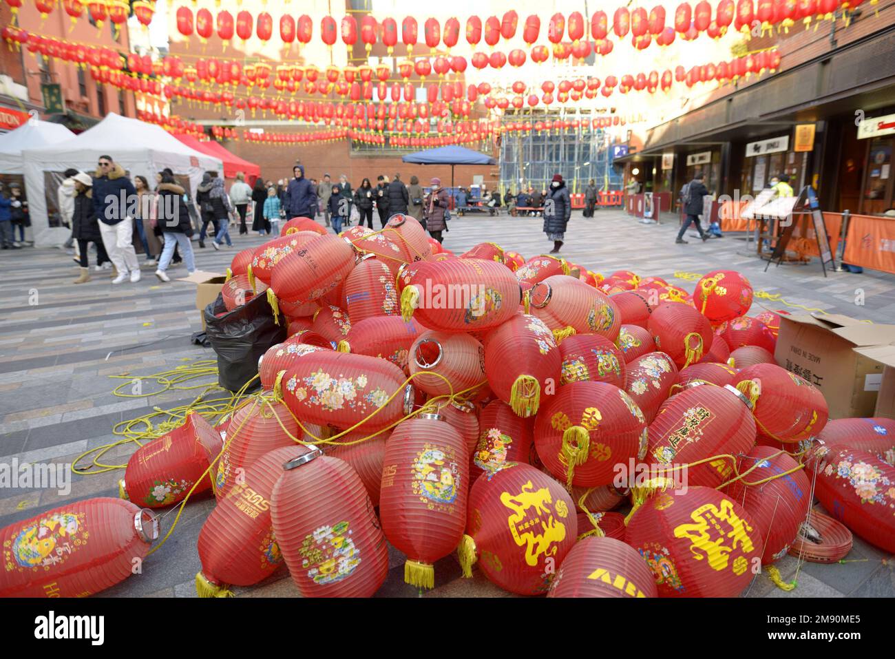 London, England, Großbritannien. In Chinatown werden während der Vorbereitungen für das chinesische Neujahr im Januar 2023 Stapel chinesischer Laternen durch neue ersetzt Stockfoto