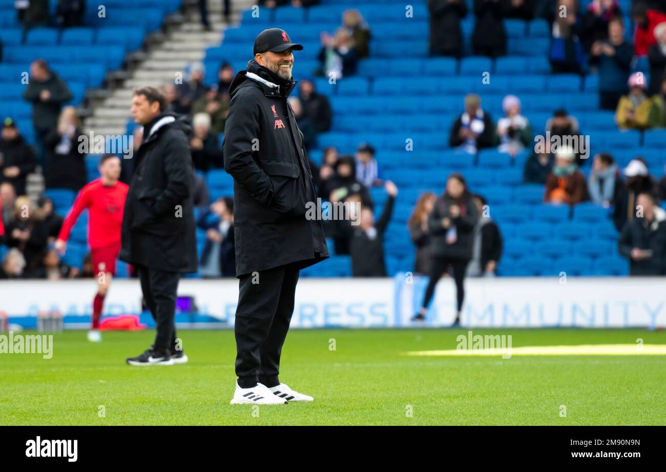 Jurgen Klopp, Manager von Liverpool, beobachtet das Warm-Up vor dem Spiel der Premier League zwischen Brighton und Liverpool auf der Amex am 14. Januar 2023 Stockfoto