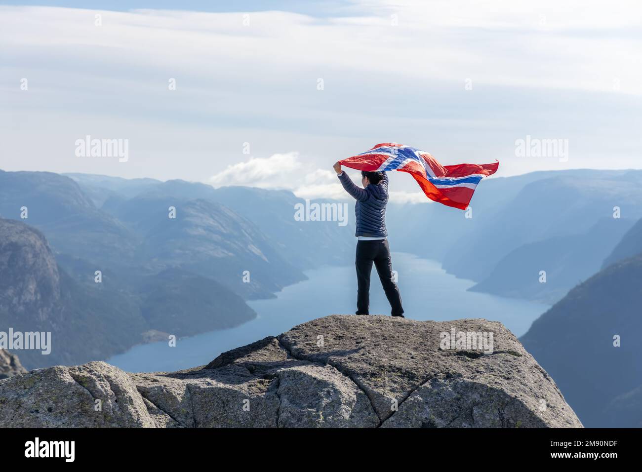 Frau mit einem wehende Flagge Norwegen auf dem Hintergrund der Natur Stockfoto