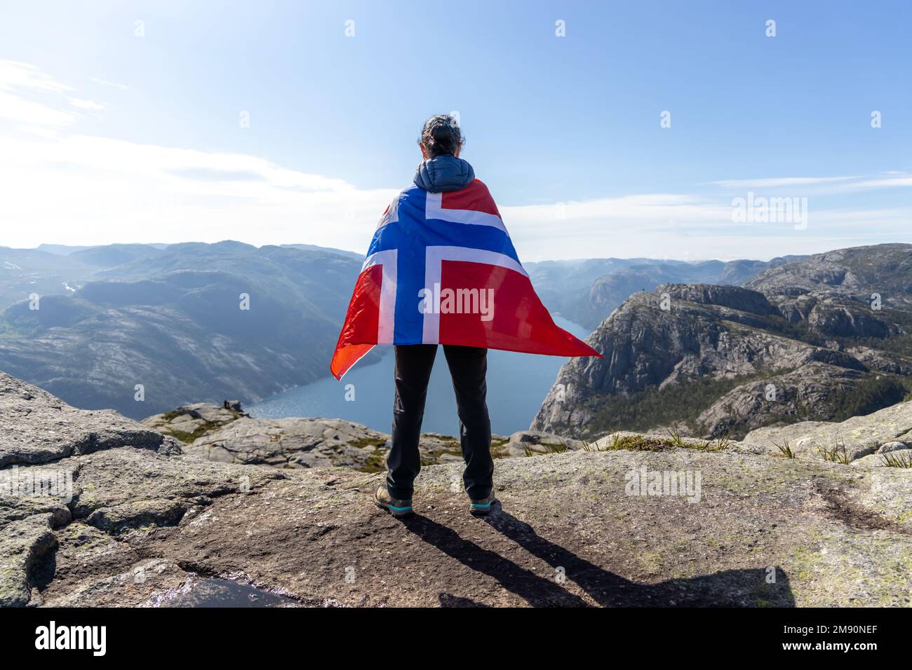 Frau mit einem wehende Flagge Norwegen auf dem Hintergrund der Natur Stockfoto