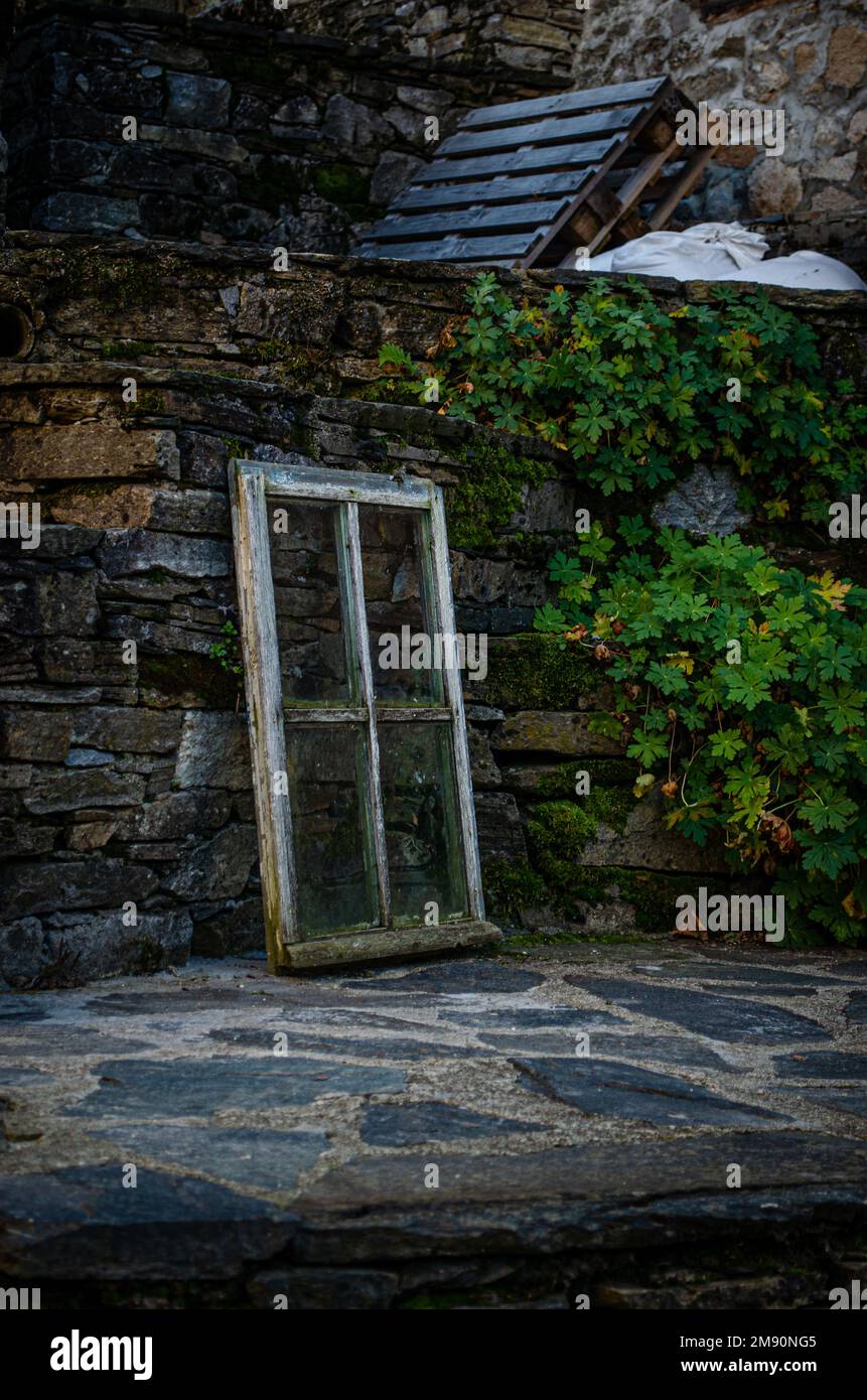 Fenster, ein altes Fenster, das ich in einem kleinen Dorf in Bulgarien gefangen habe. Stockfoto