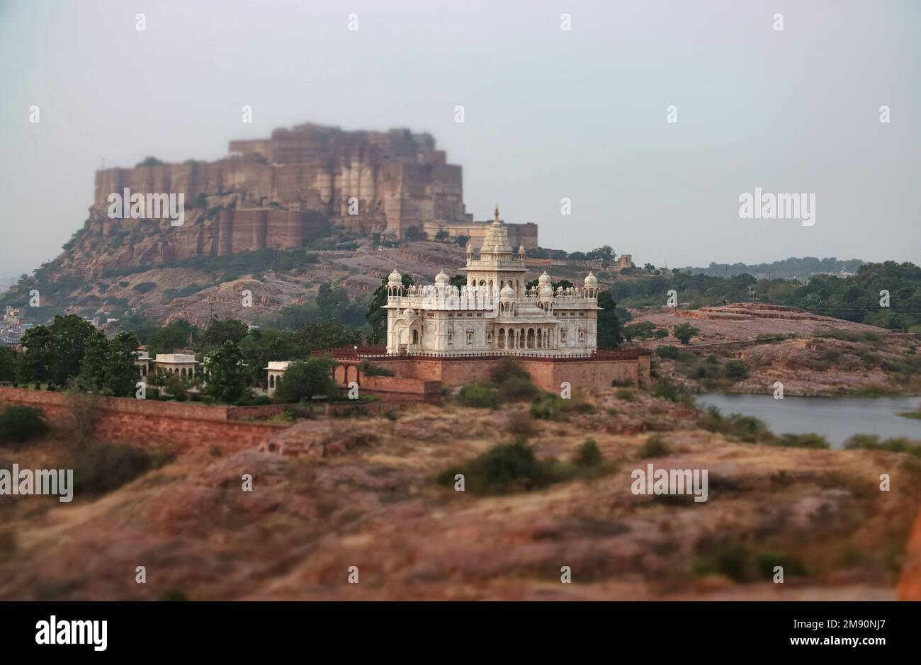 Tilt Shift Objektiv - Jaswant Thada ist ein kenotaph in Jodhpur befindet, im indischen Bundesstaat Rajasthan. Jaisalmer Fort, ist in der Stadt von Jaisalme gelegen Stockfoto