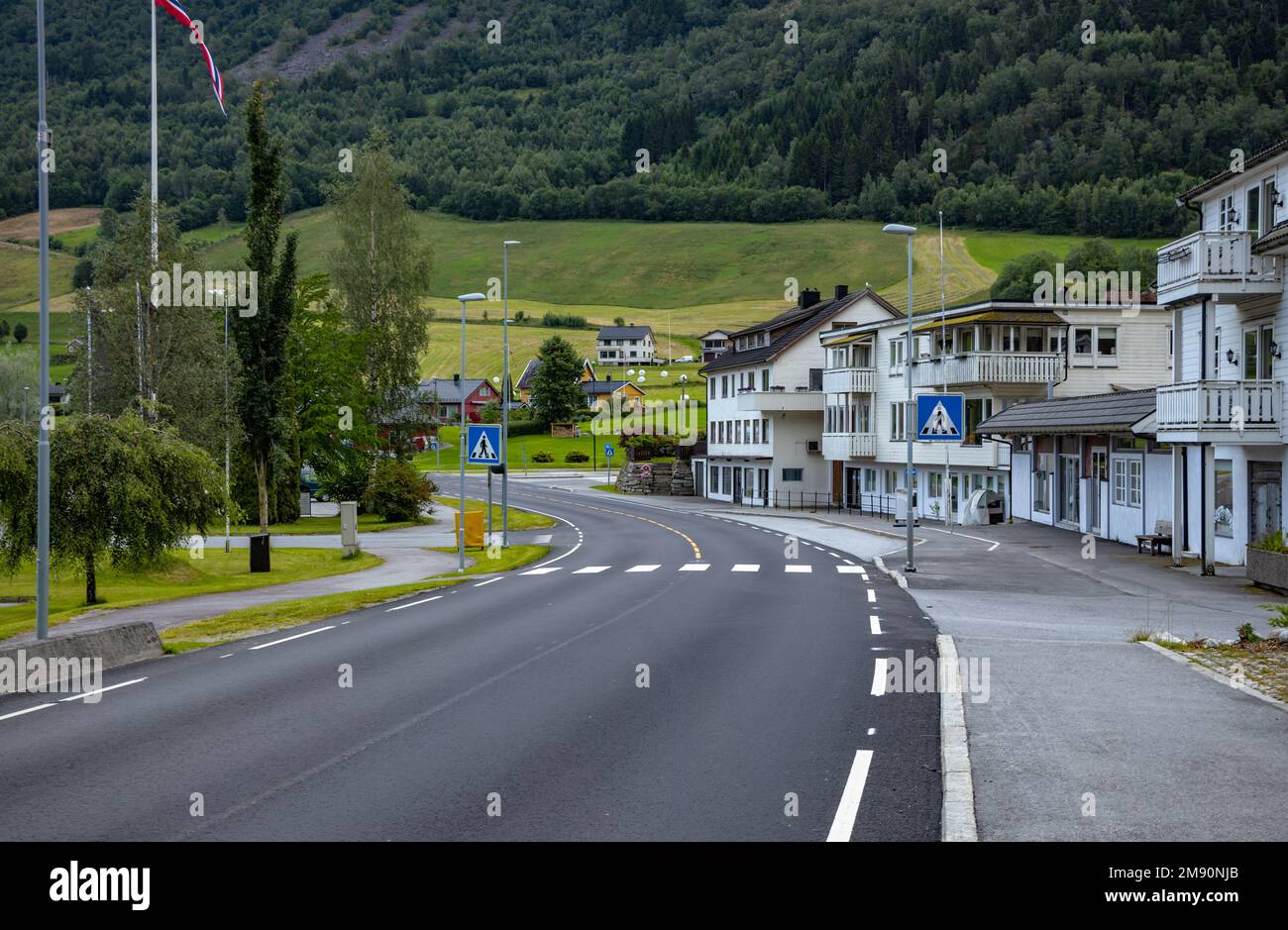 Stadtbild mit weißem, abgetrenntem traditionellem Haus in norwegen. Stockfoto