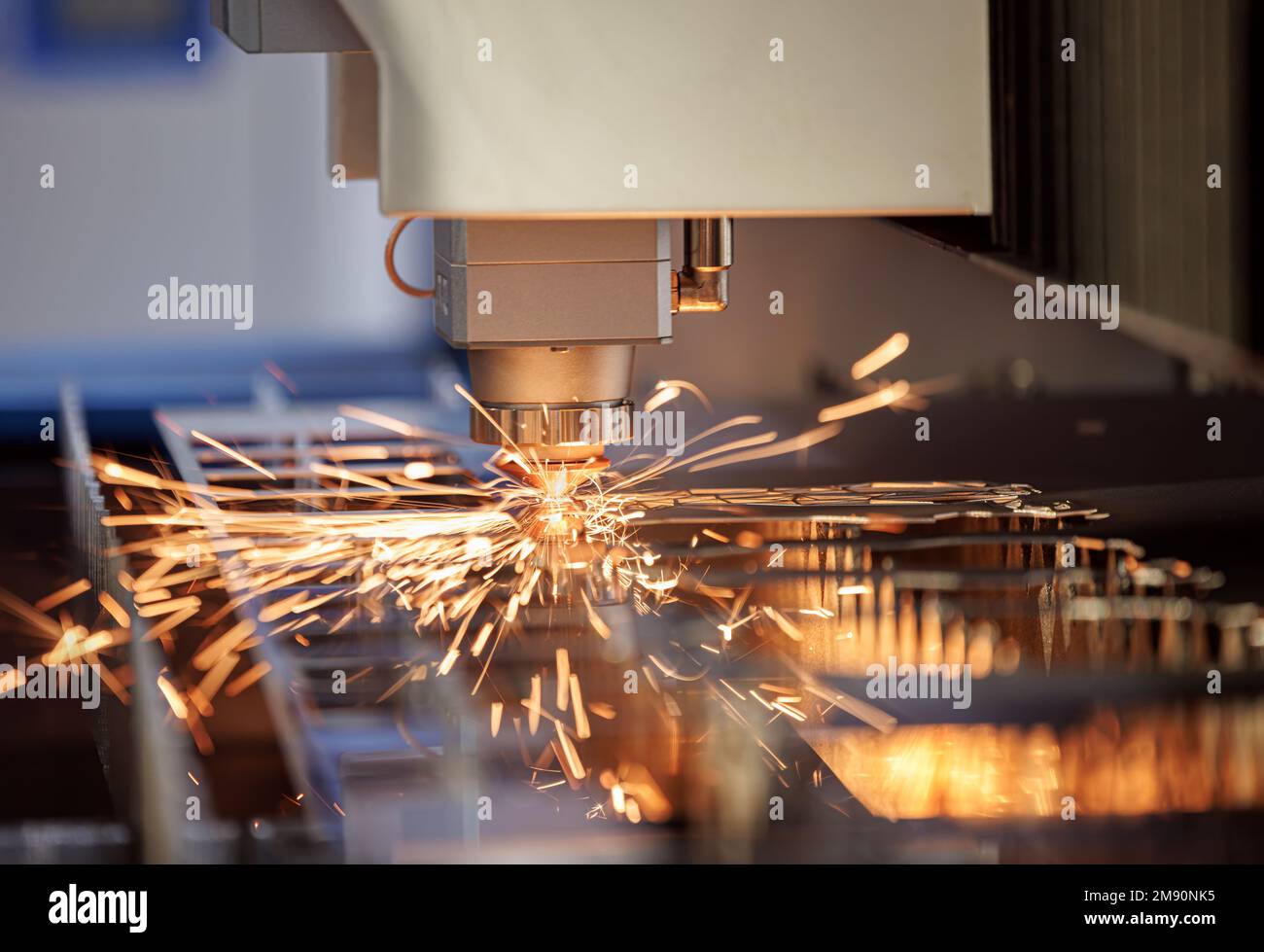 CNC-Laserschneiden von Metall, moderne Industrietechnik machen Industrial Details. Die Laseroptik und CNC (Computer Numerical Control) werden verwendet Stockfoto