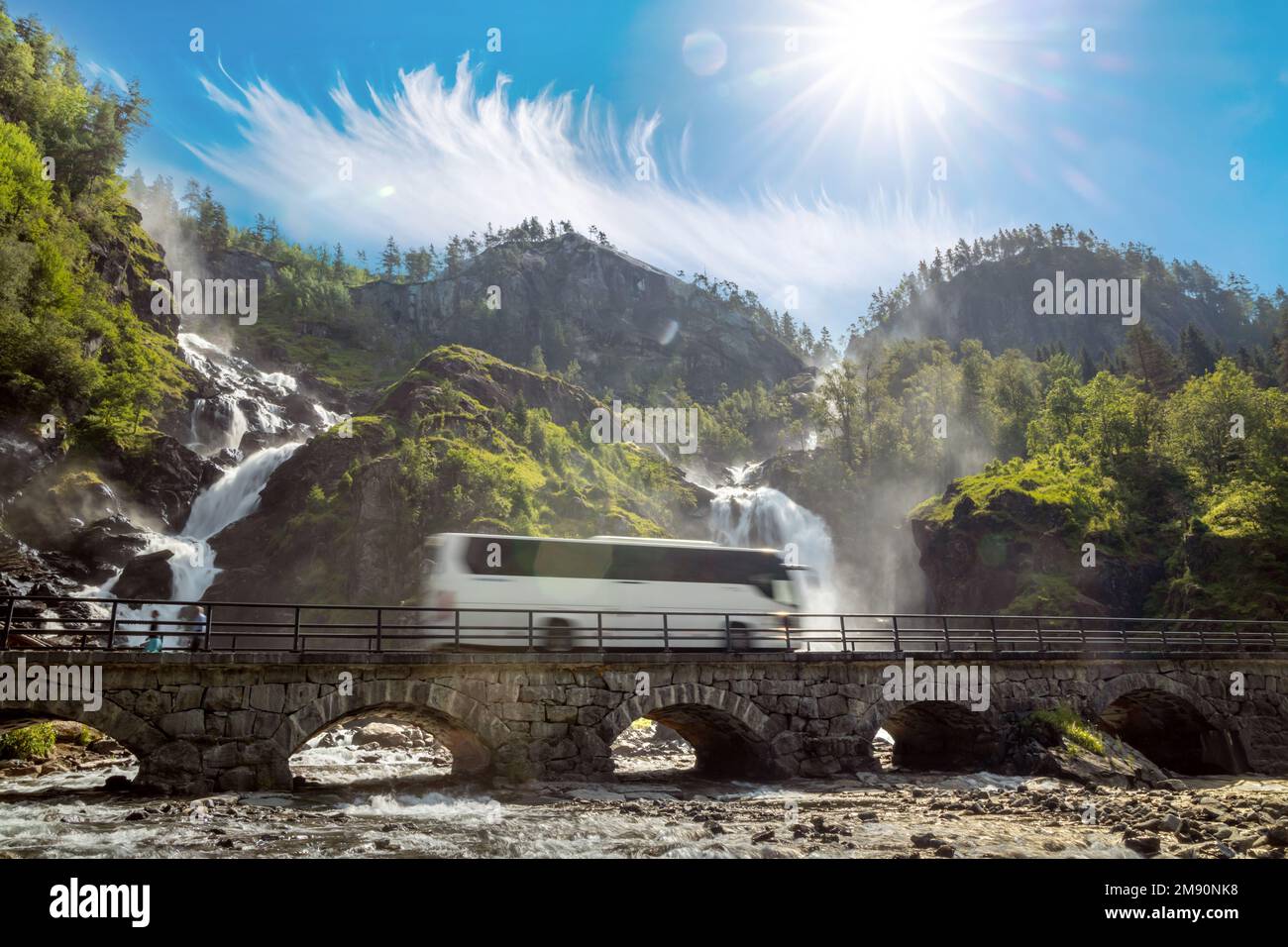 Touristische Bus auf der Straße Wasserfall Latefossen Odda Norwegen reisen. Latefoss ist ein leistungsfähiges, Zweibettzimmer mit Wasserfall. Stockfoto