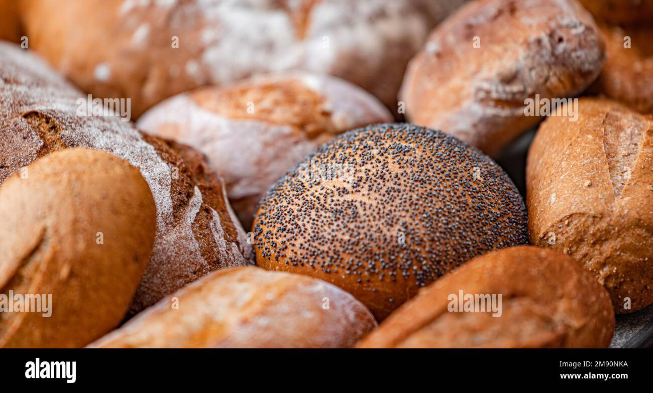 Frisch gebackenes Naturbrot steht auf dem Küchentisch. Stockfoto
