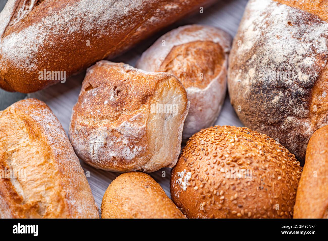 Frisch gebackenes Naturbrot steht auf dem Küchentisch. Stockfoto