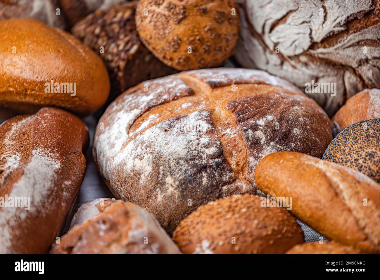 Frisch gebackenes Naturbrot steht auf dem Küchentisch. Stockfoto