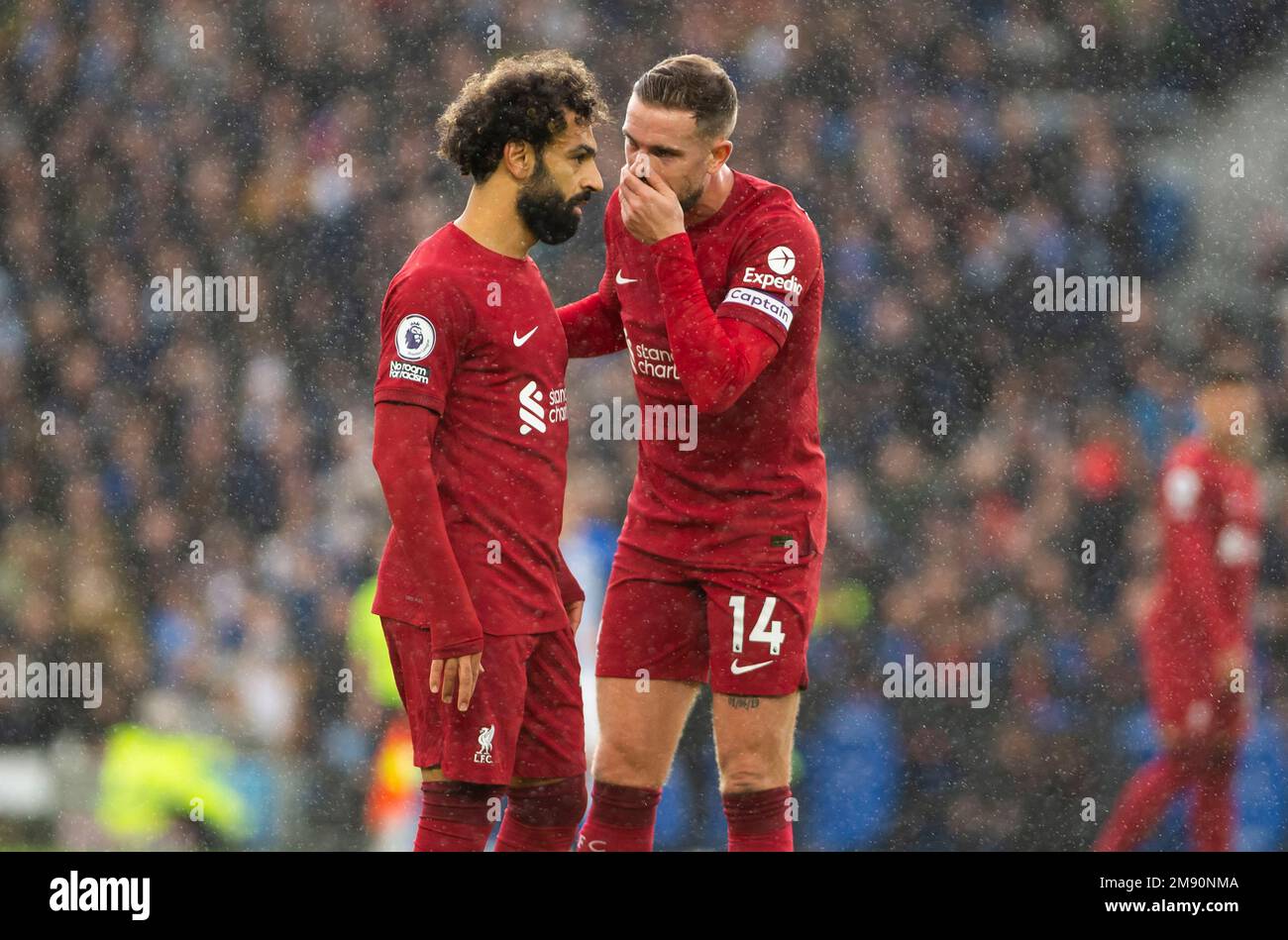 Brighton gegen Liverpool Premiership-Spiel beim Amex 14. Januar 2023 – Jordan Henderson hat während des Spiels mit Mohamed Salah gesprochen Stockfoto