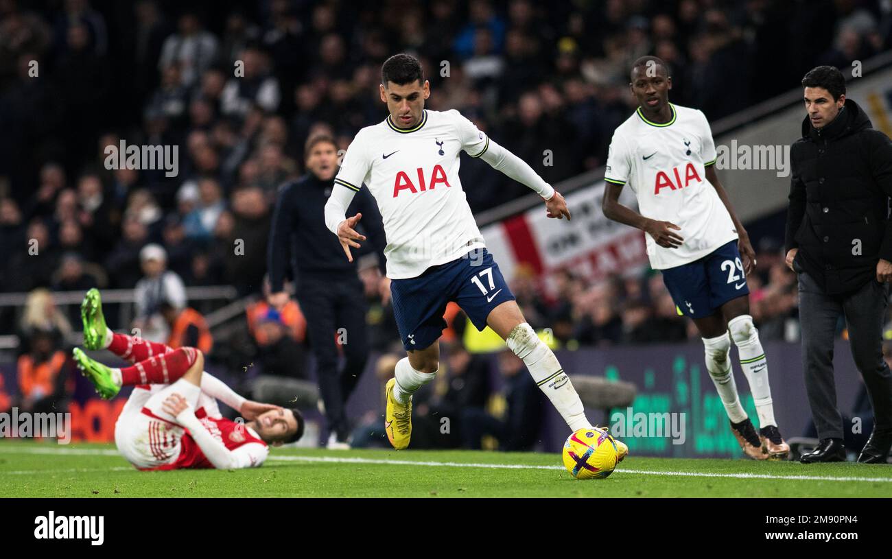London, Großbritannien. 15. Januar 2023. Christian Romero von Tottenham Hotspur in Aktion. Spiel der Premier League, Tottenham Hotspur gegen Arsenal im Tottenham Hotspur Stadium in London am Sonntag, den 15. Januar 2023. Dieses Bild darf nur zu redaktionellen Zwecken verwendet werden. Nur redaktionelle Verwendung, Lizenz für kommerzielle Verwendung erforderlich. Keine Verwendung bei Wetten, Spielen oder Veröffentlichungen von Clubs/Ligen/Spielern. Bild von Sandra Mailer/Andrew Orchard Sportfotografie/Alamy Live News Credit: Andrew Orchard Sportfotografie/Alamy Live News Stockfoto